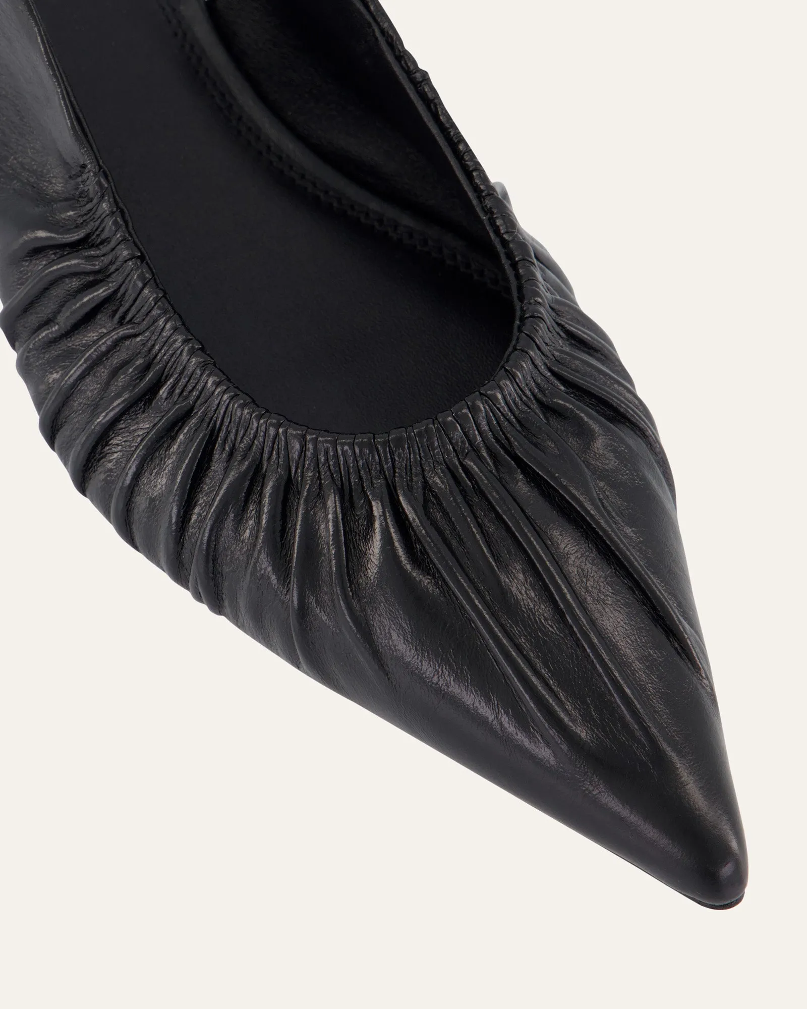 ADALINE FLACHER SCHUH AUS SCHWARZEM LEDER