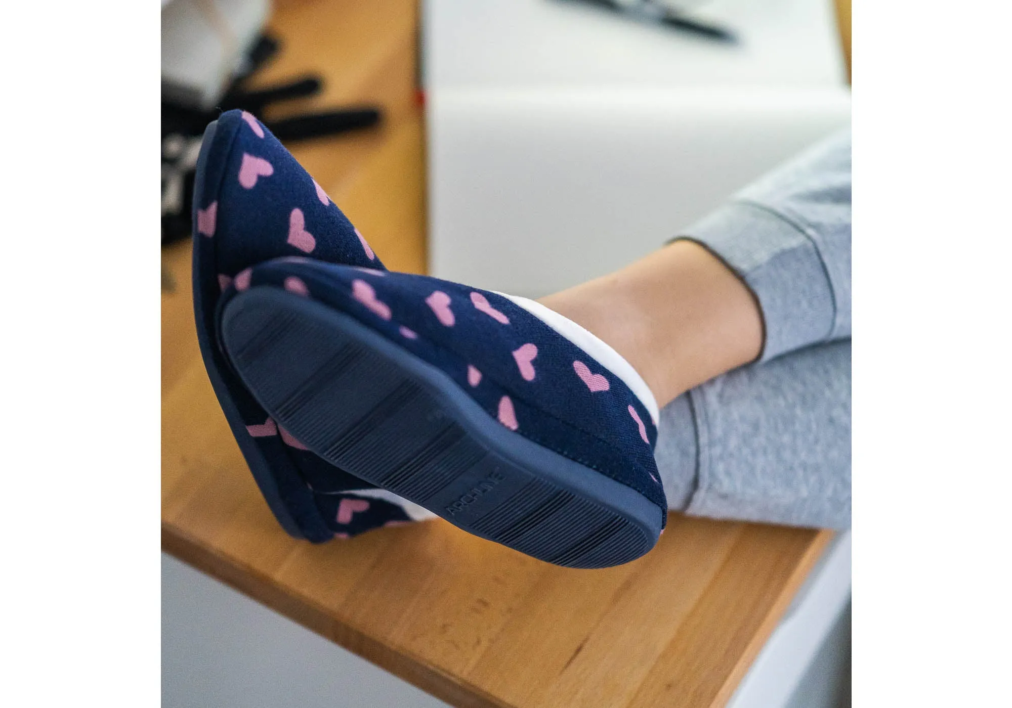 Archline Damen Hausschuhe mit geschlossener Spitze und orthopädischer Einlage - Bequeme Archline Schuhe