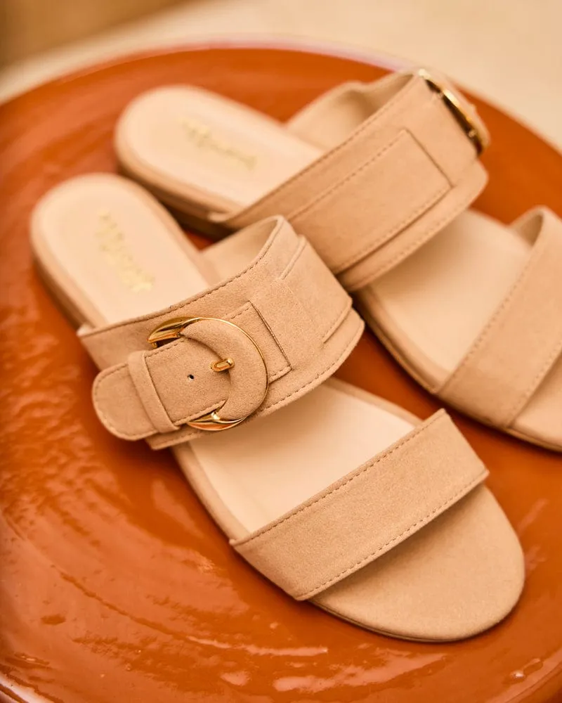 Baracci Vegan Wildleder Mond-Schnalle Sandalen | Latte
