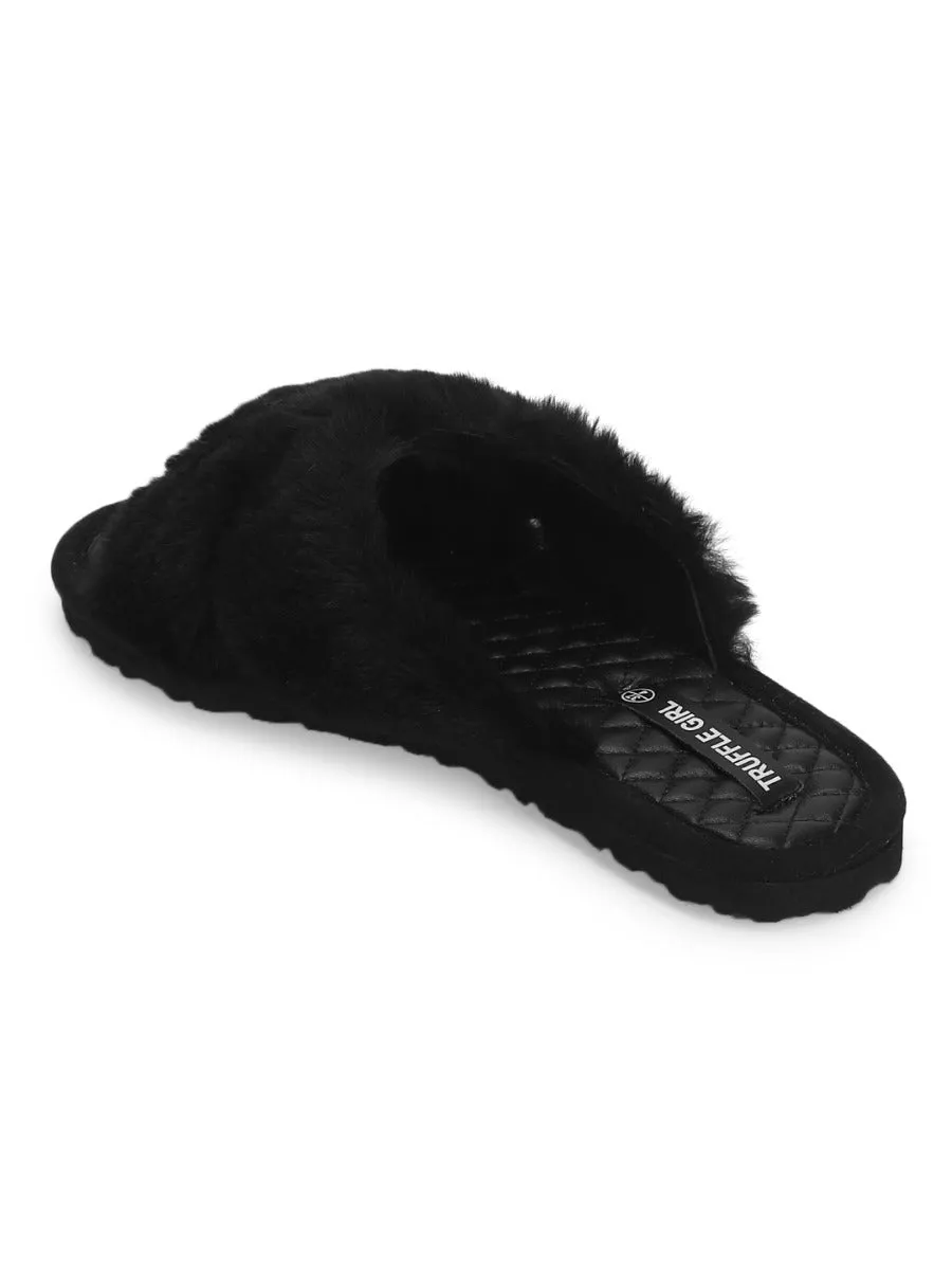 Schwarze flauschige Pelz-Pantoffeln