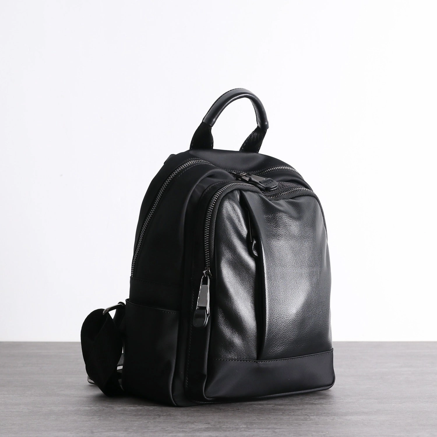 Schwarzer Nylon-Leder Umhängetaschen-Rucksack Damen Kleine Schulrucksäcke Handtasche Nylon-Leder Reiserucksack für Frauen