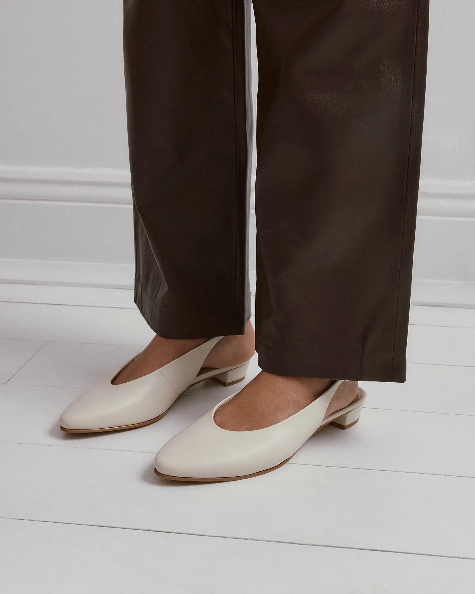BRYCE DRESS FLATS IN OFF-WHITE LEDER
