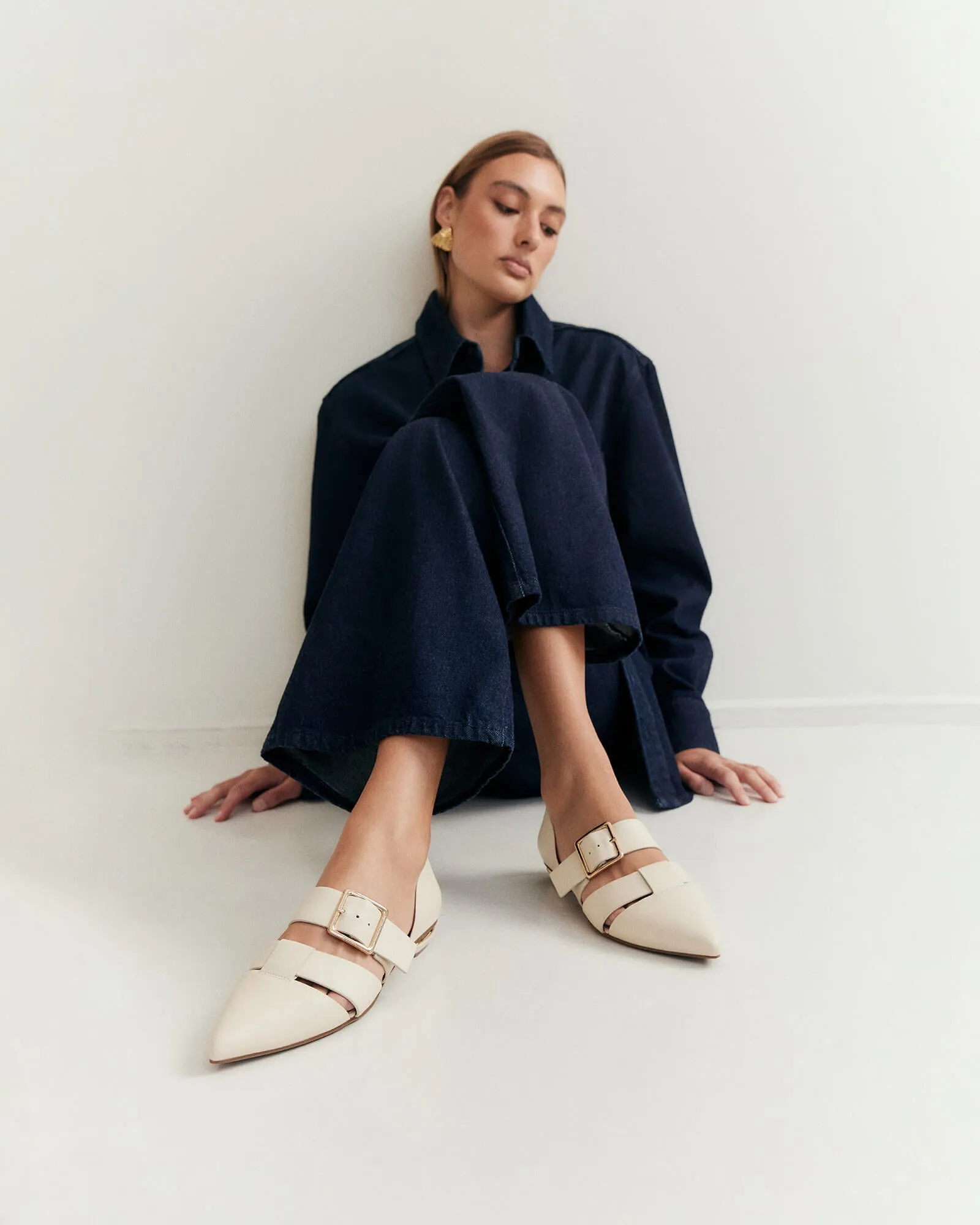 CARLA FLACHE SCHUHE AUS LEDER IN OFF-WHITE