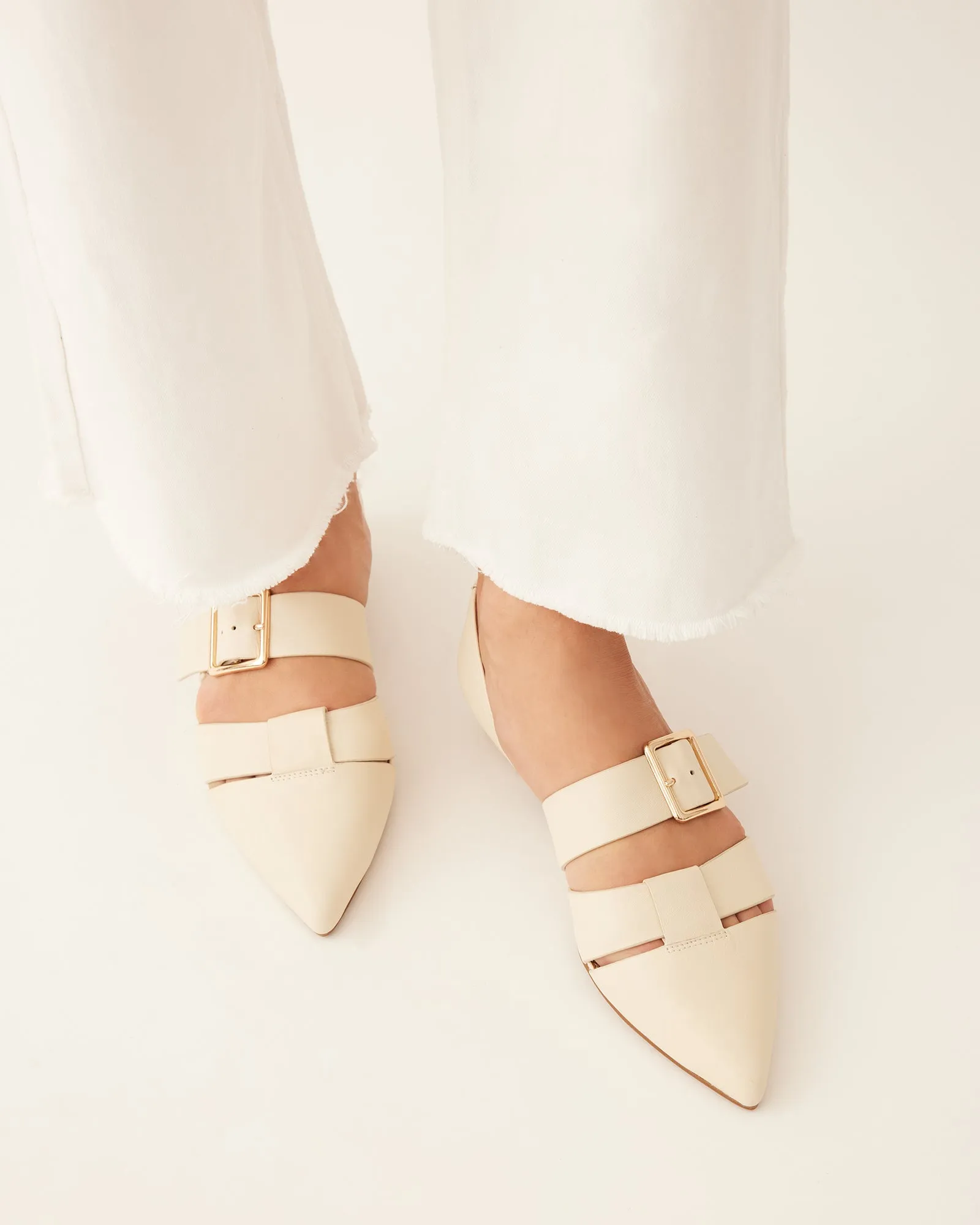 CARLA FLACHE SCHUHE AUS LEDER IN OFF-WHITE