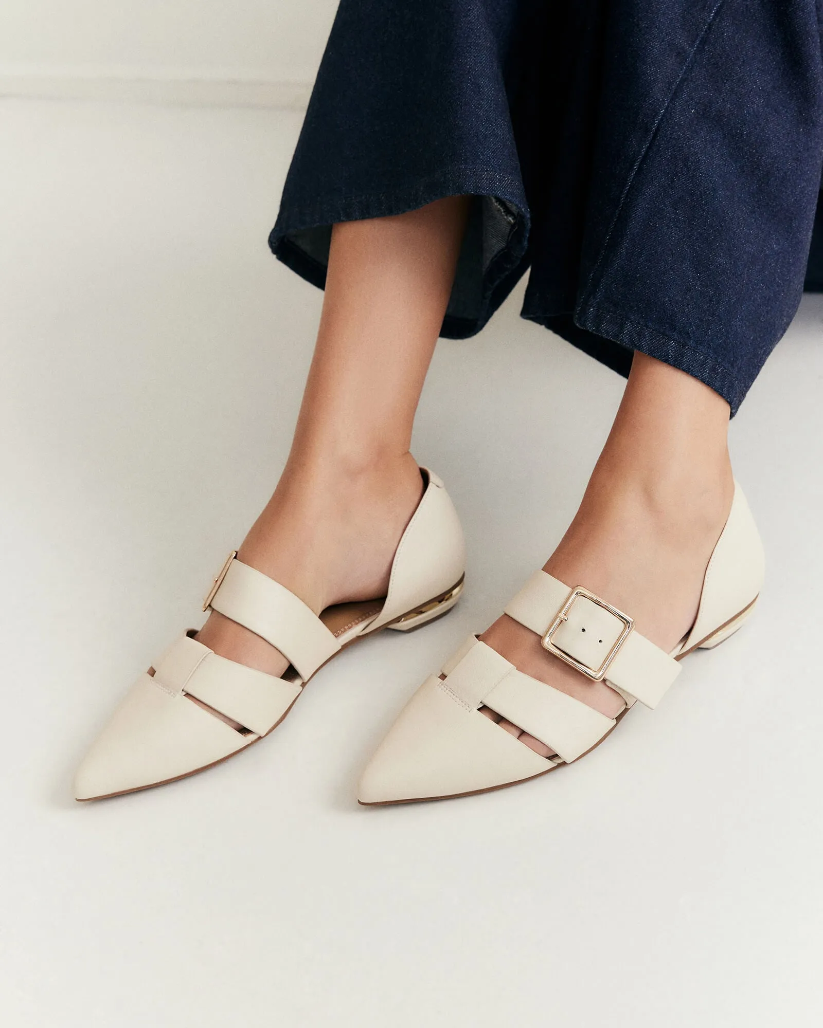 CARLA FLACHE SCHUHE AUS LEDER IN OFF-WHITE