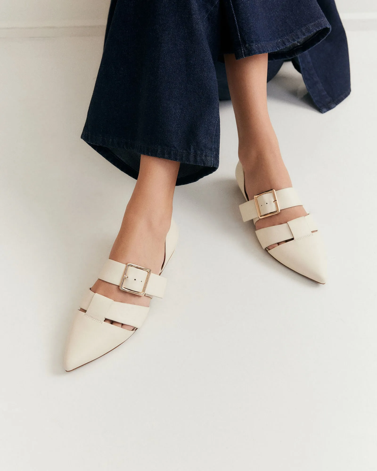 CARLA FLACHE SCHUHE AUS LEDER IN OFF-WHITE