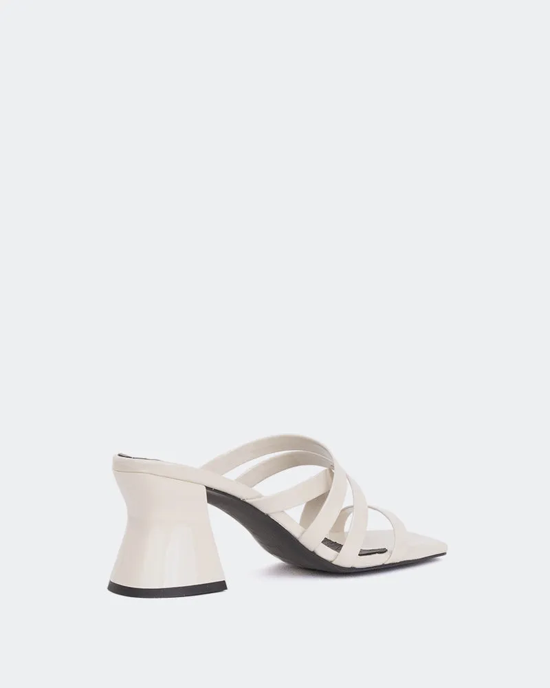 Neugieriges Off-White Glanzleder