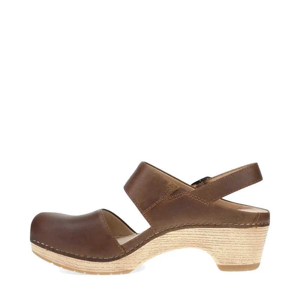Dansko Damen Lucia Absatzgeschlossener Zehen Clog in Hellbraun