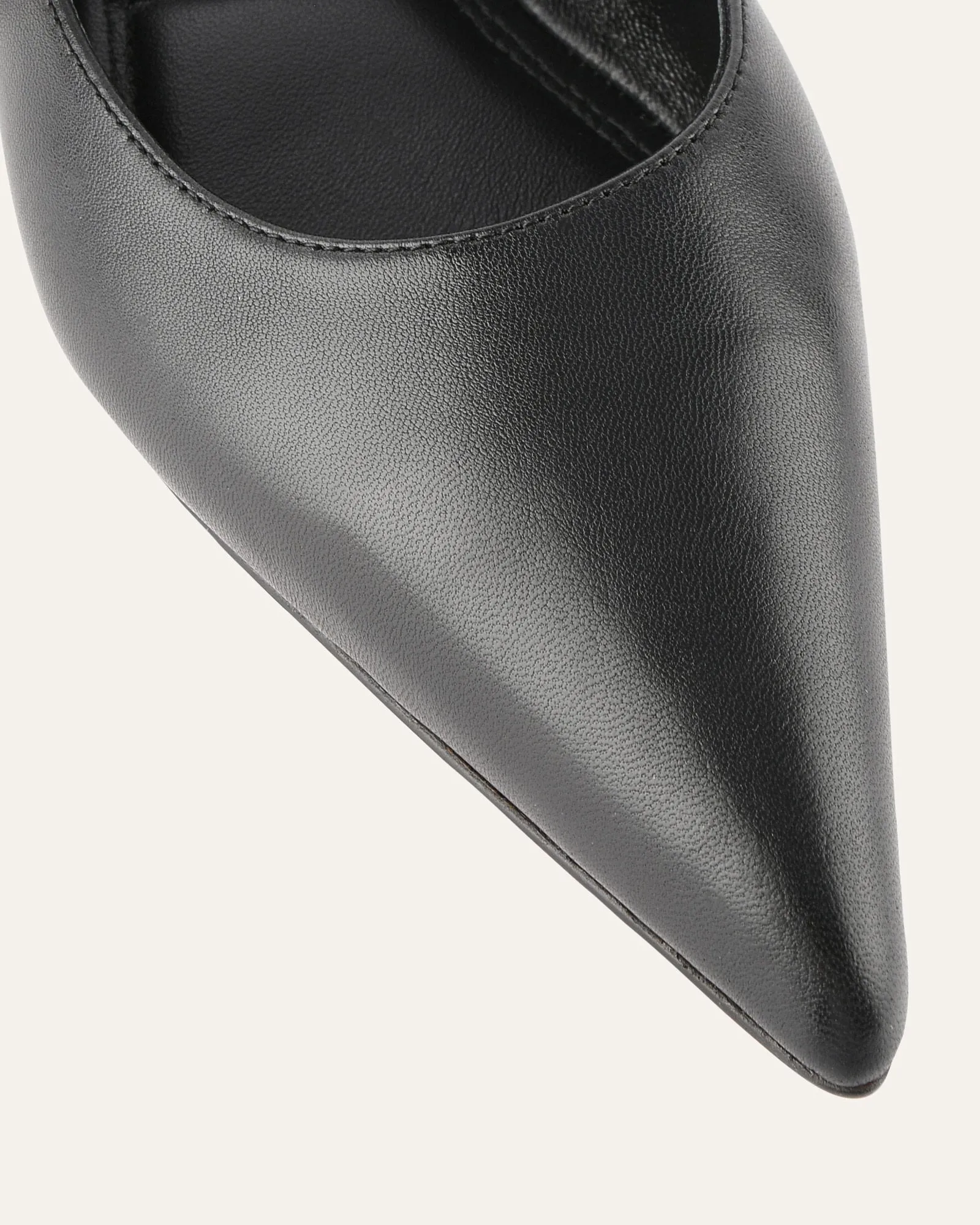 DILARIA FLACHER SCHUH AUS SCHWARZEM LEDER
