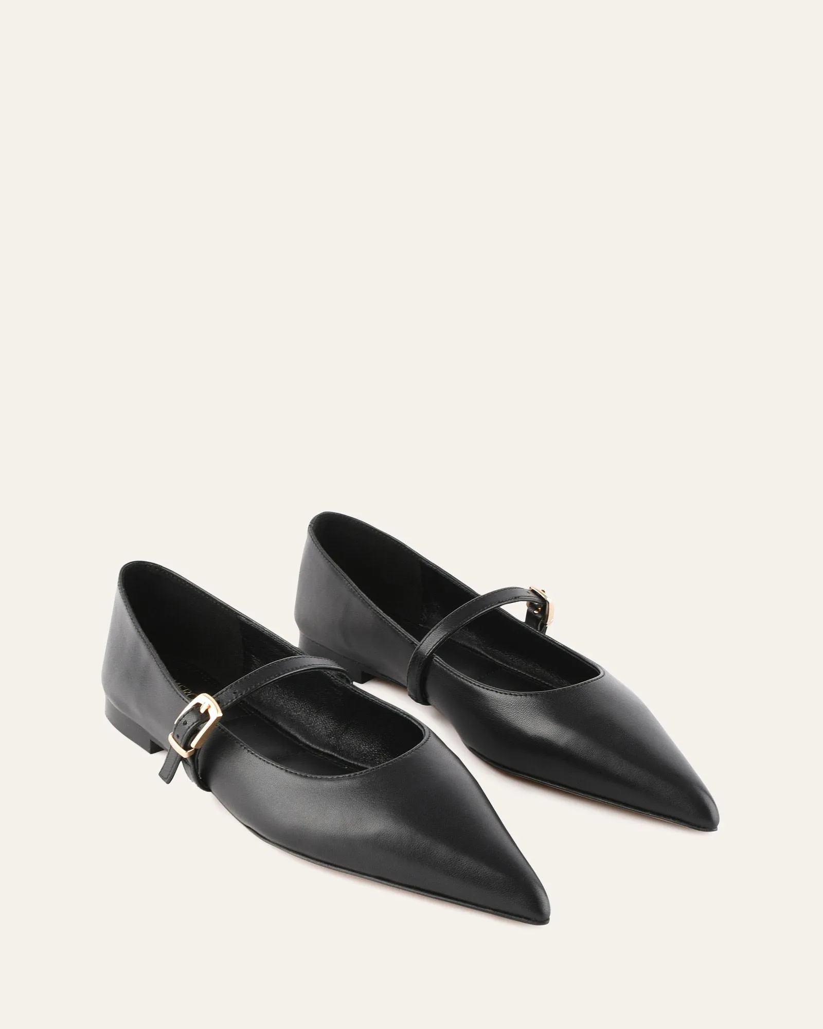 DILARIA FLACHER SCHUH AUS SCHWARZEM LEDER