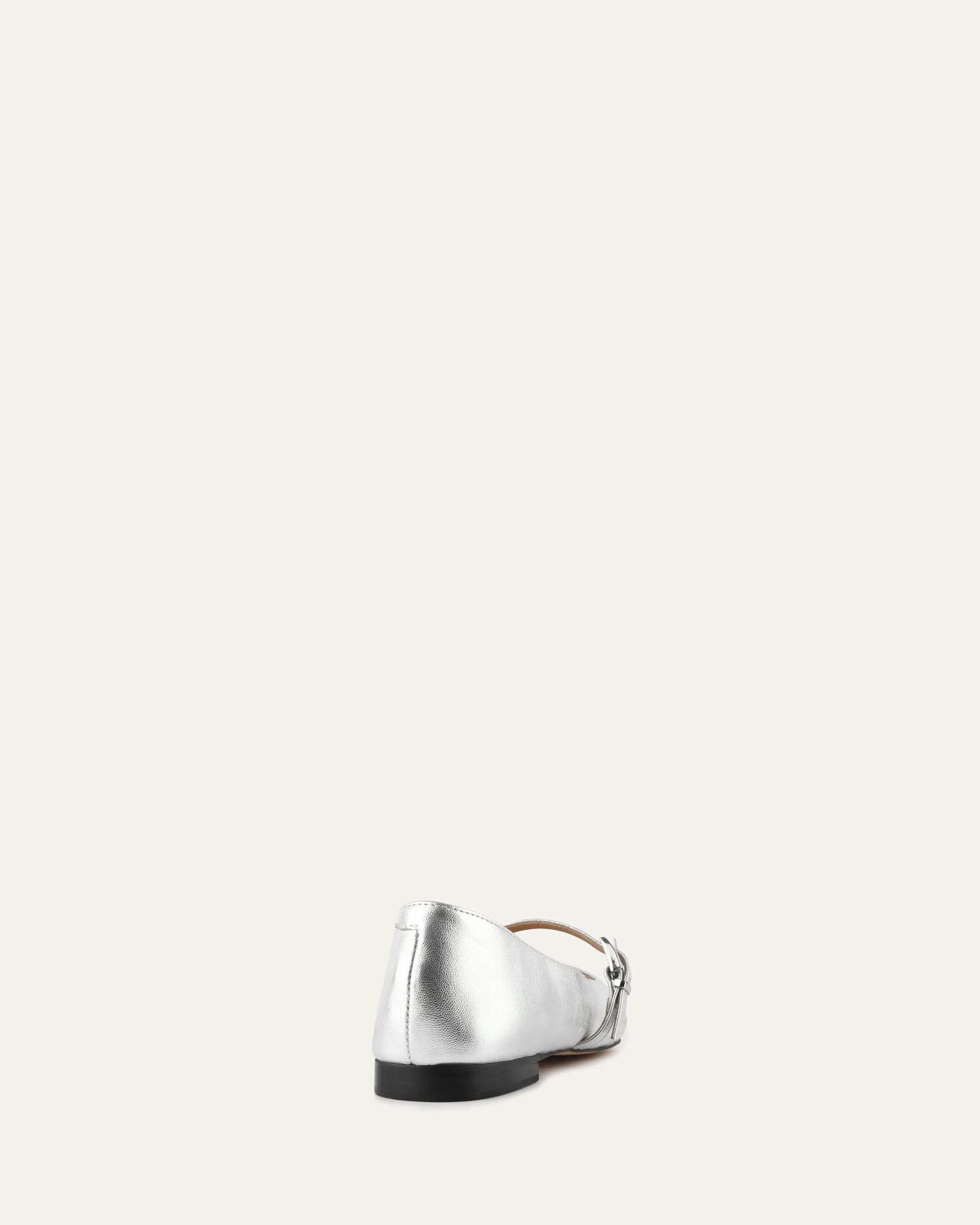 DILARIA FLACHER SCHUH AUS SILBERLEDER