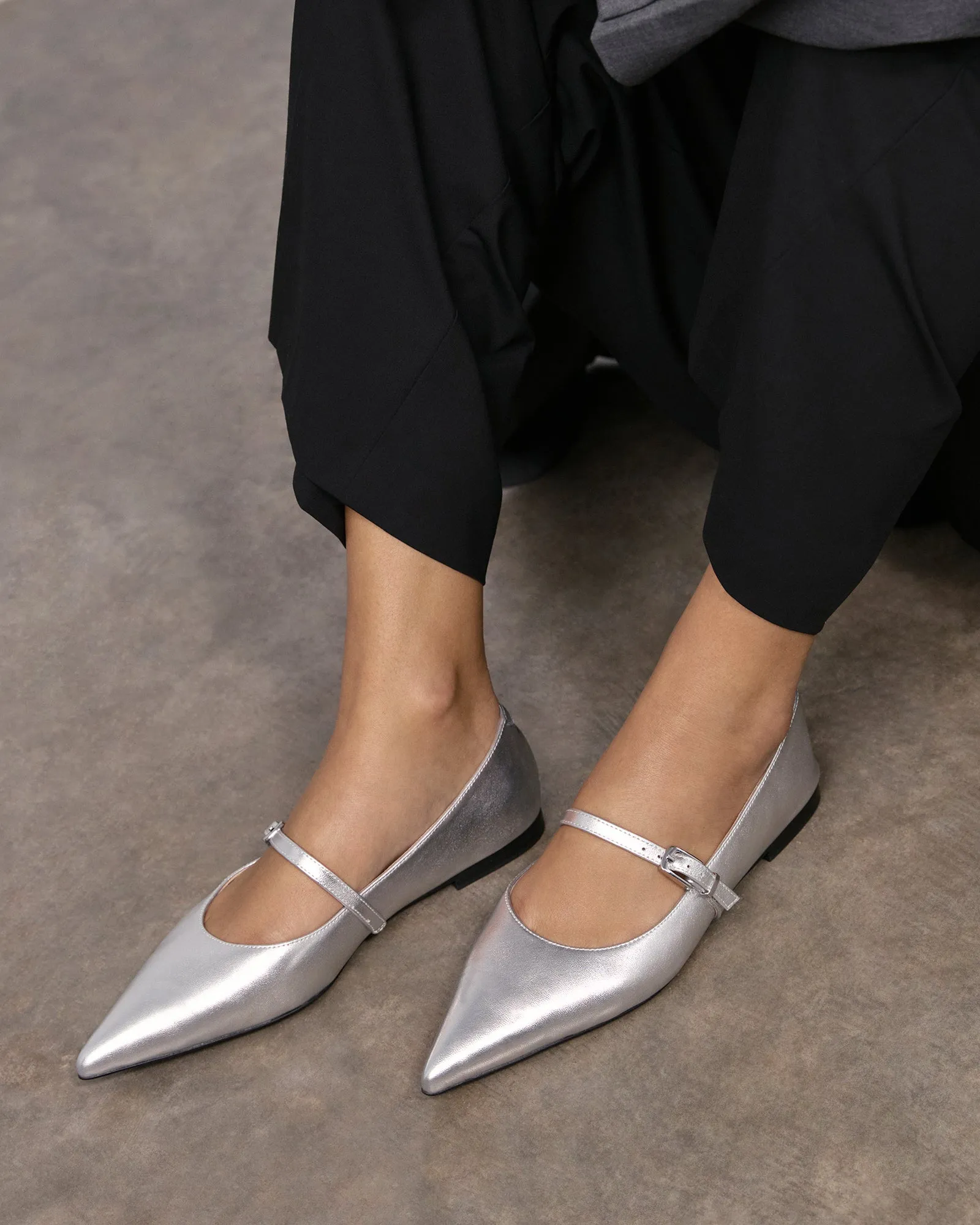 DILARIA FLACHER SCHUH AUS SILBERLEDER