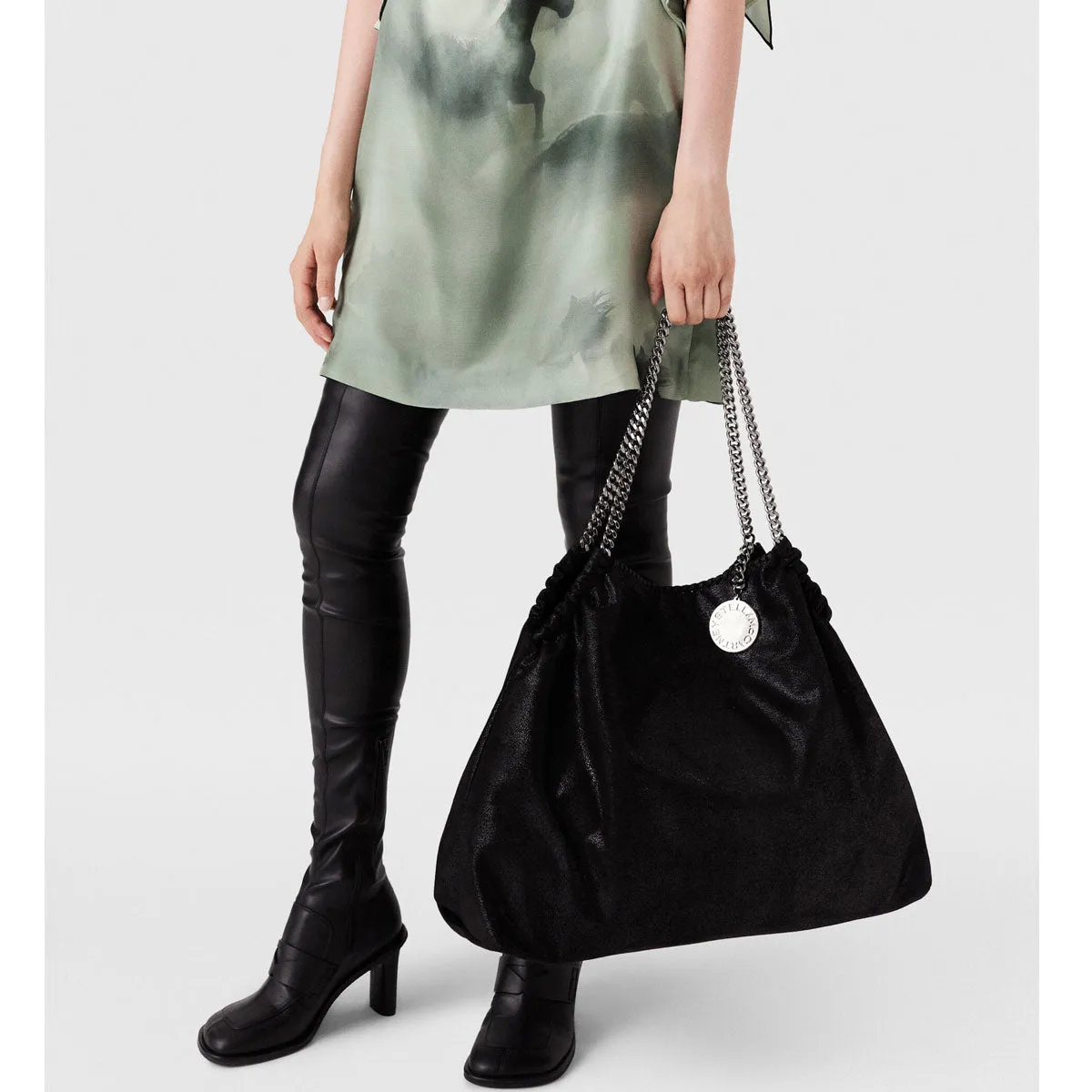Falabella Umhängetasche mit Kordelzug, Schwarz (G) Taschen_Stella Mccartney_Taschen