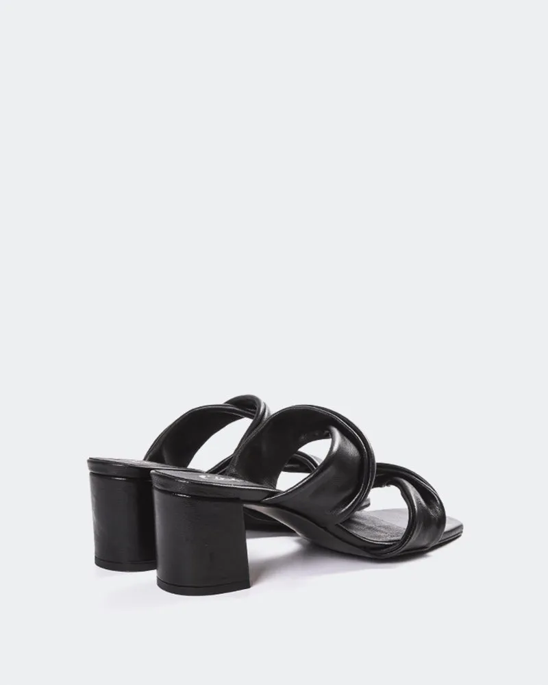 Hester Leder in Schwarz