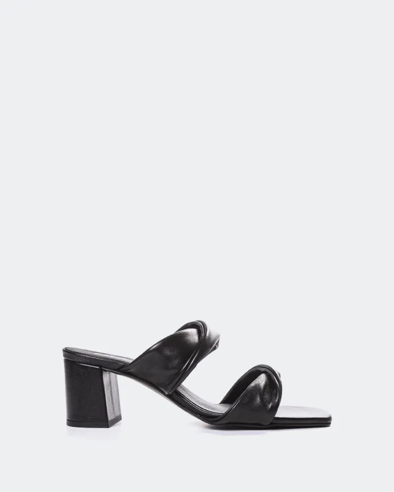 Hester Leder in Schwarz