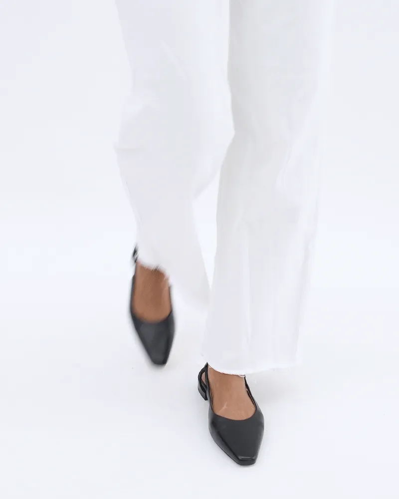 LARISSA FLACHER SCHUH AUS SCHWARZEM LEDER