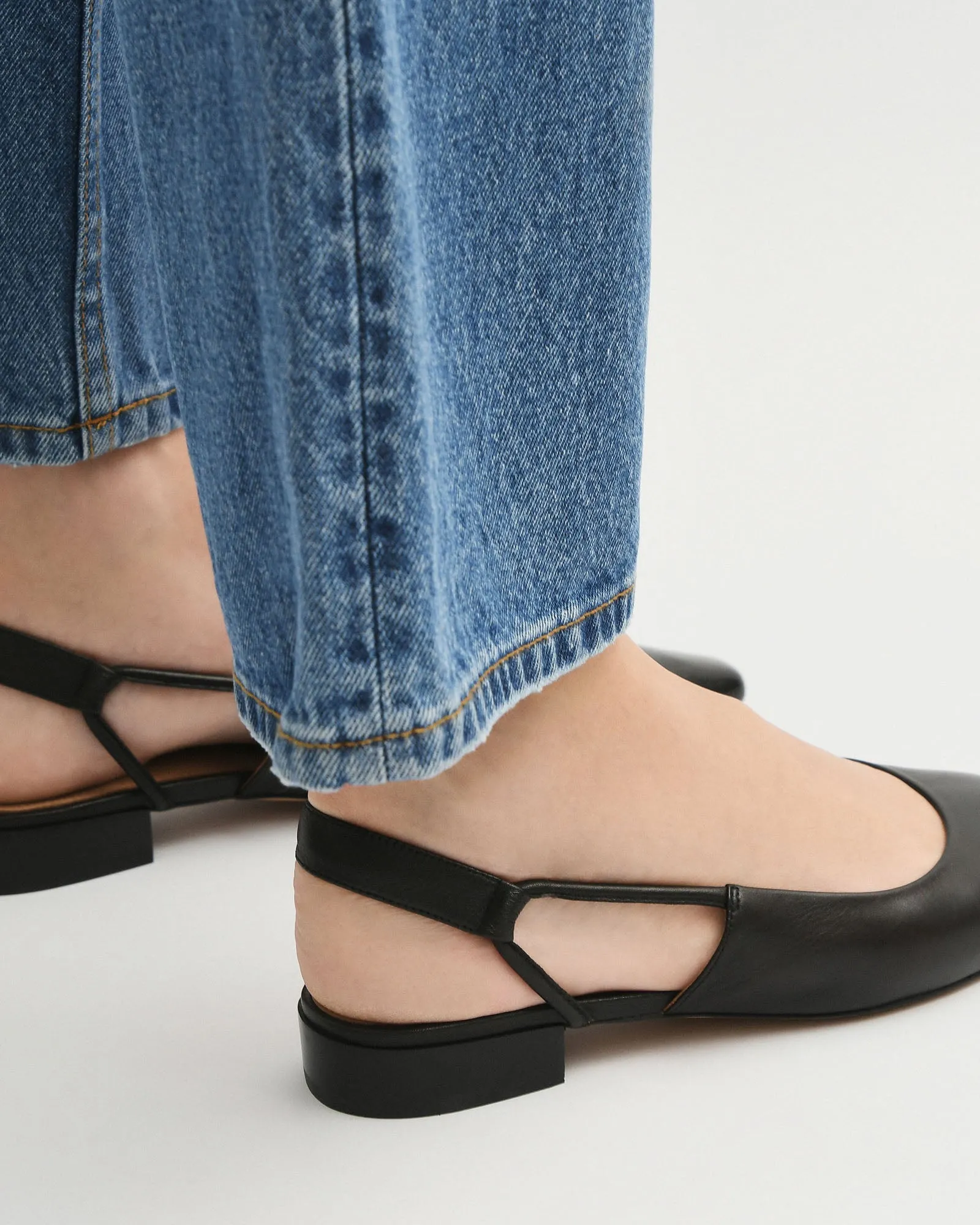 LARISSA FLACHER SCHUH AUS SCHWARZEM LEDER