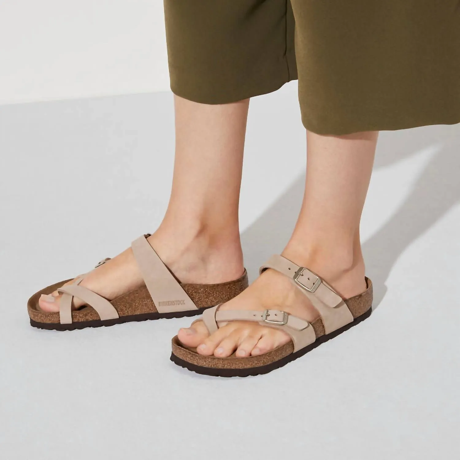 Mayari Soft Footbed Nubuck Sandale in Sandburg