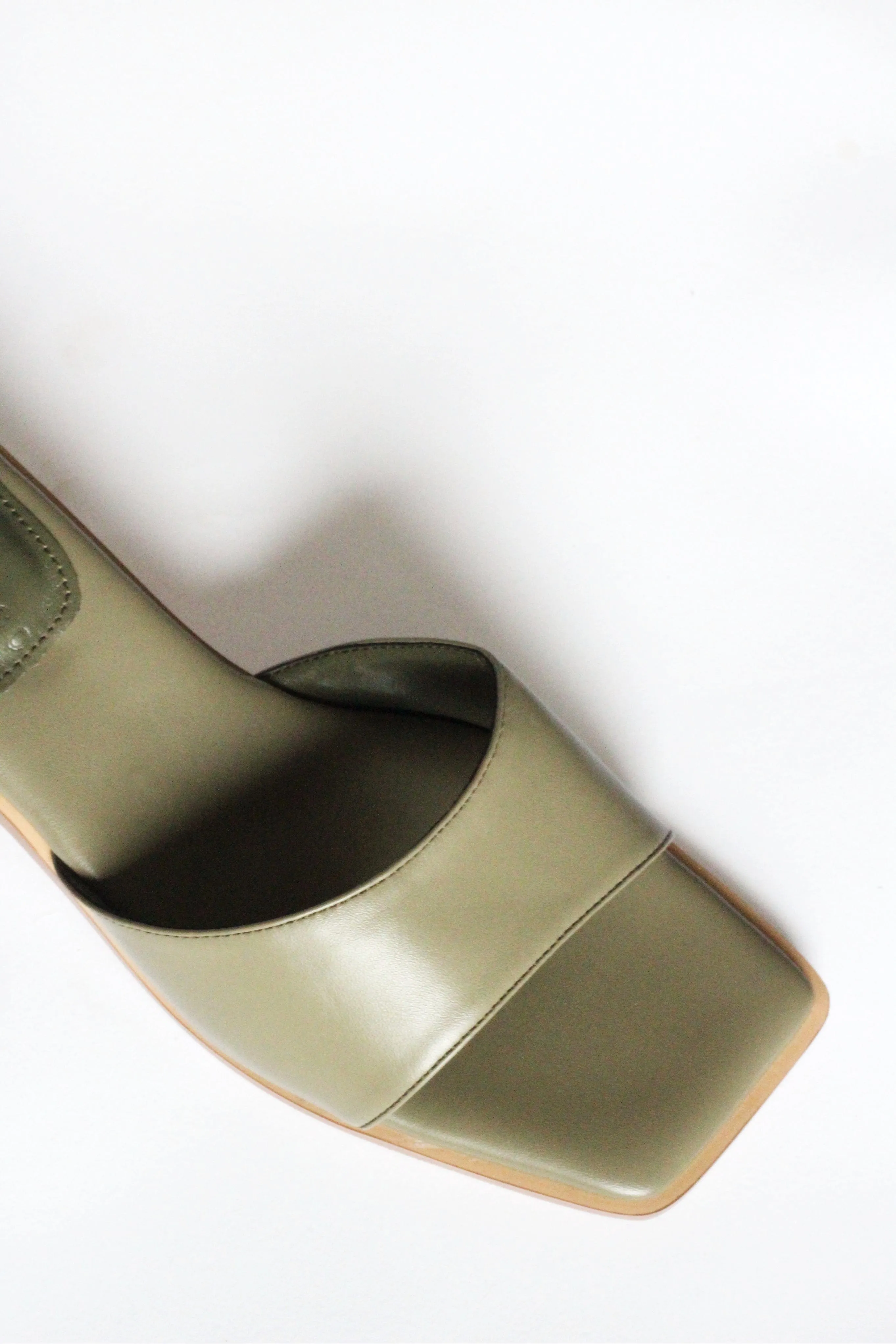 Pia Up-Cycled Vegan-Leder Blockabsatz Pantoffeln | Olivgrün