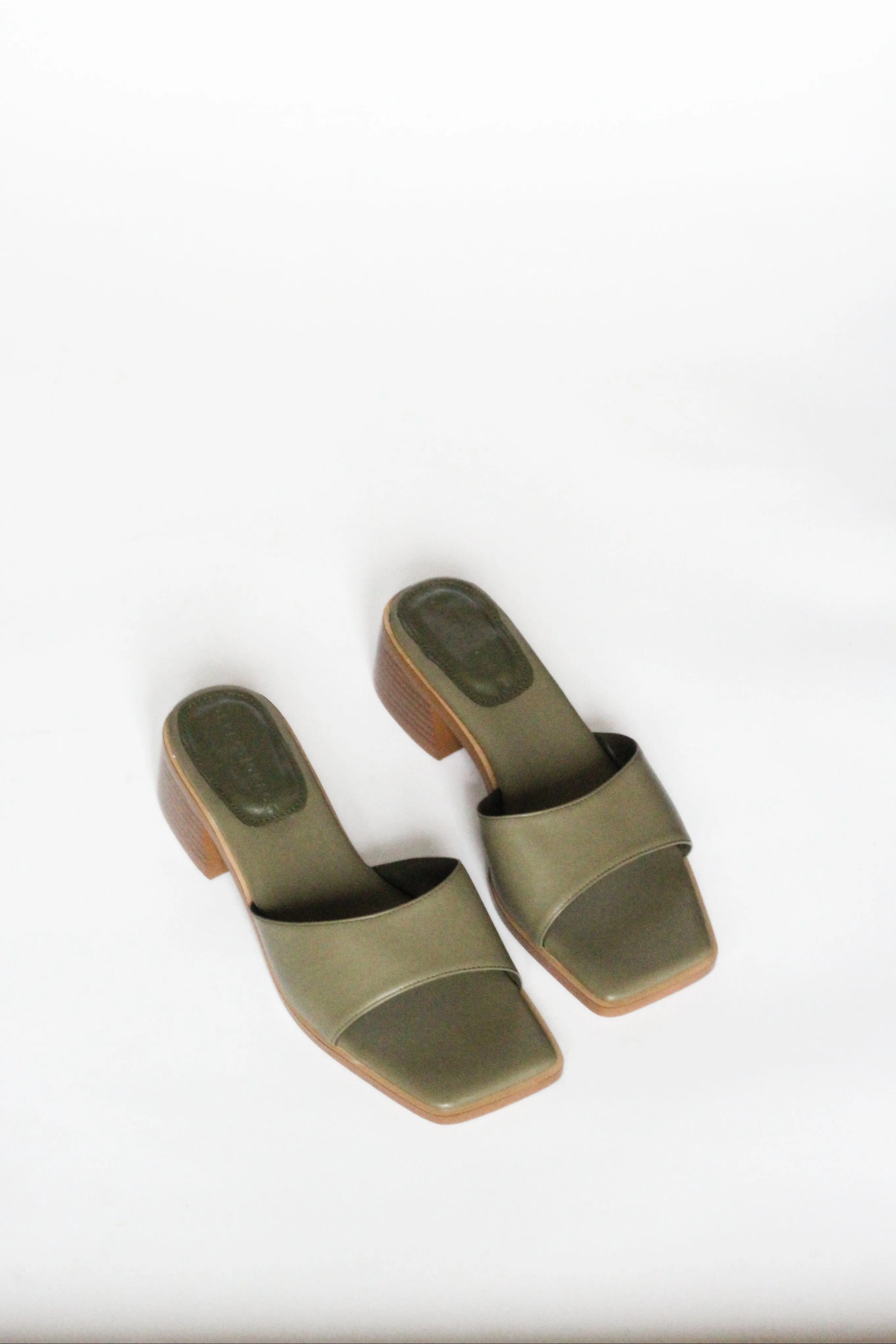 Pia Up-Cycled Vegan-Leder Blockabsatz Pantoffeln | Olivgrün
