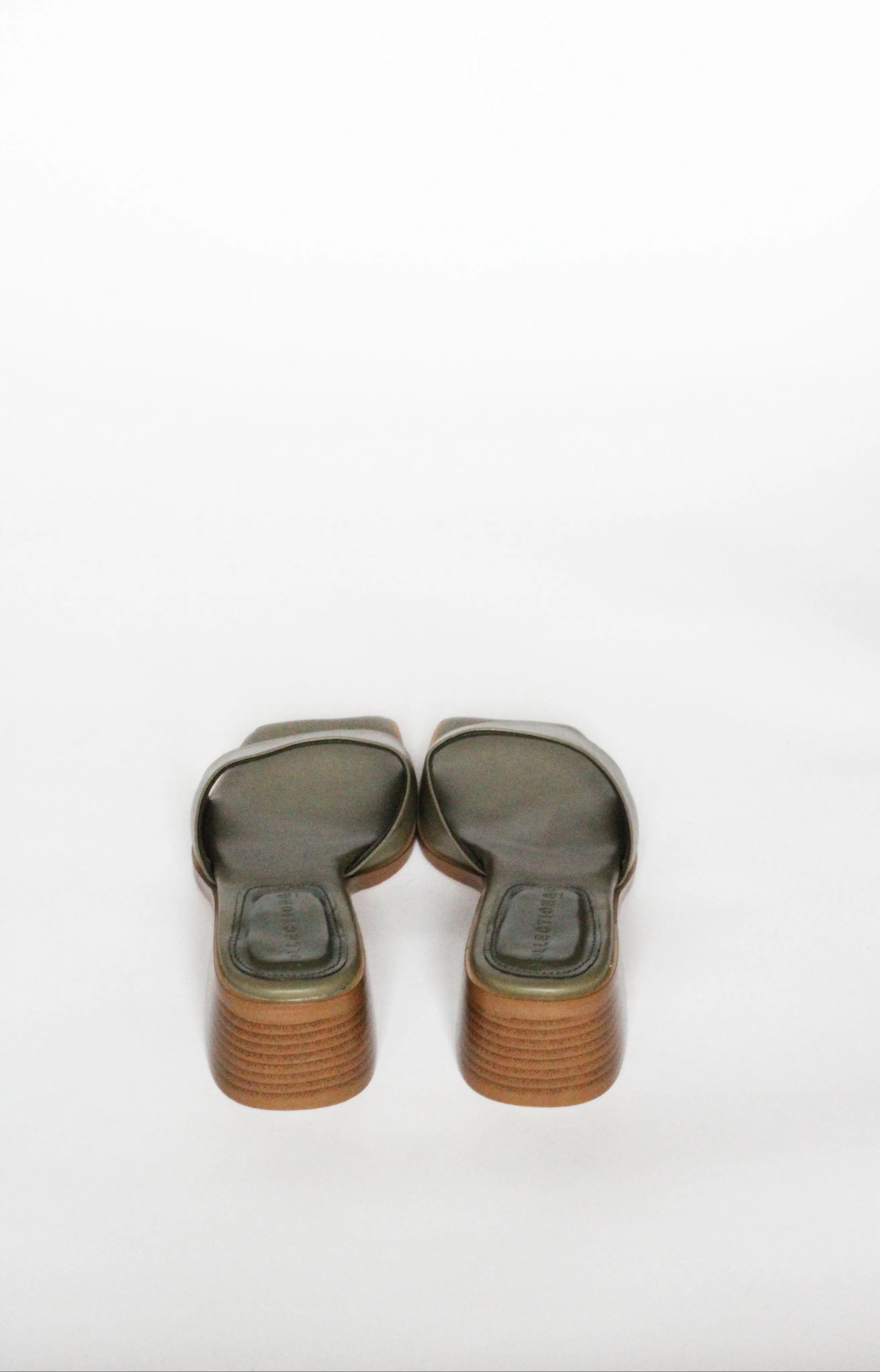 Pia Up-Cycled Vegan-Leder Blockabsatz Pantoffeln | Olivgrün