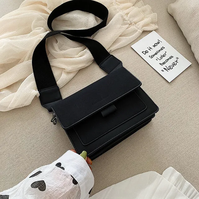 Kleine Tasche Damen 2019 neue koreanische Version kleine quadratische Tasche breiter Schulterriemen Mode Joker Schulter Messenger Tasche Fashion Nova Taschen