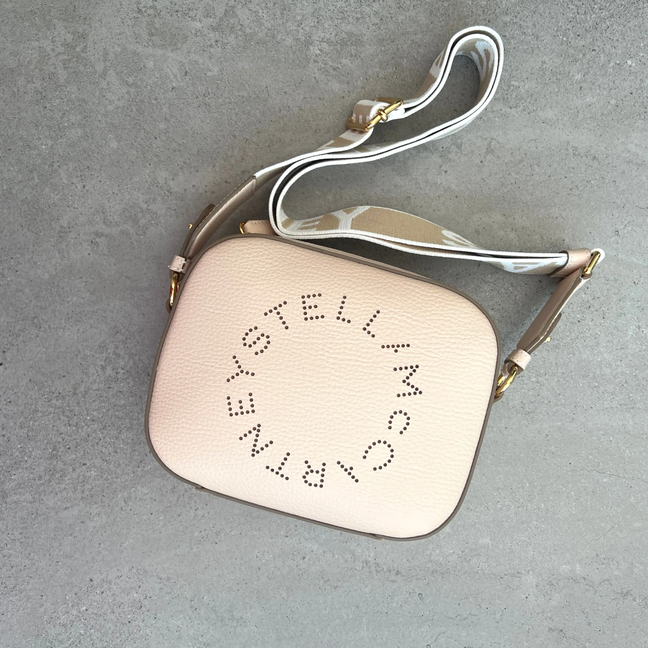 Stella Logo Kamera-Tasche in Körnung, Ballett-Taschen_Stella Mccartney_Taschen