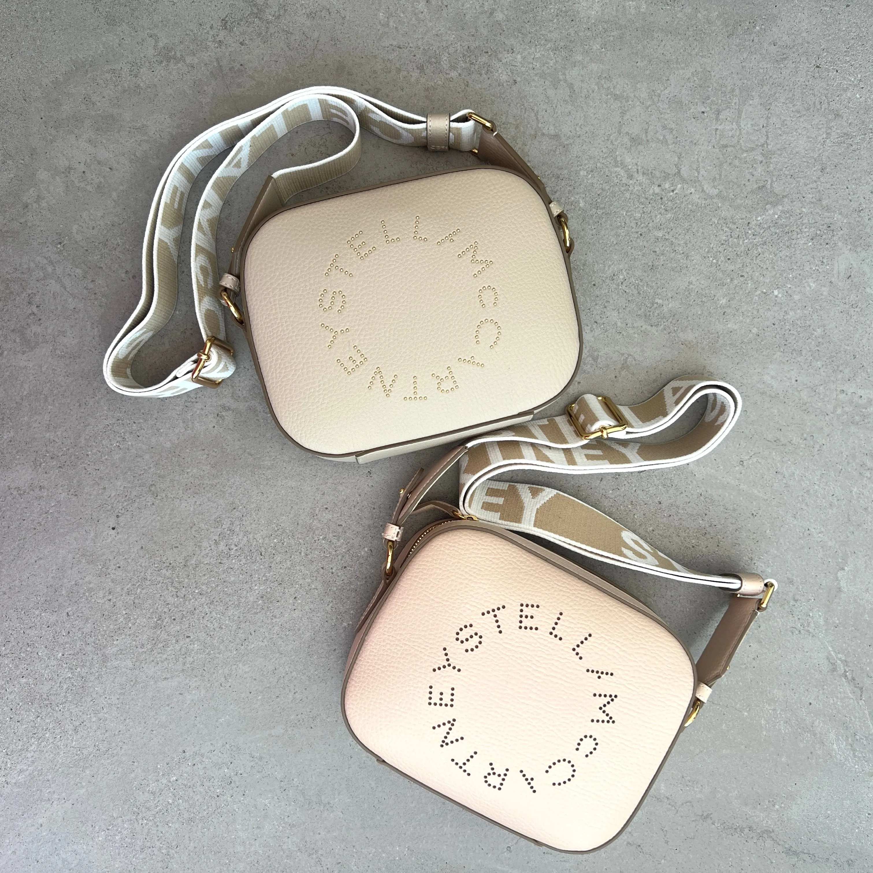 Stella Logo Kamera-Tasche in Körnung, Ballett-Taschen_Stella Mccartney_Taschen