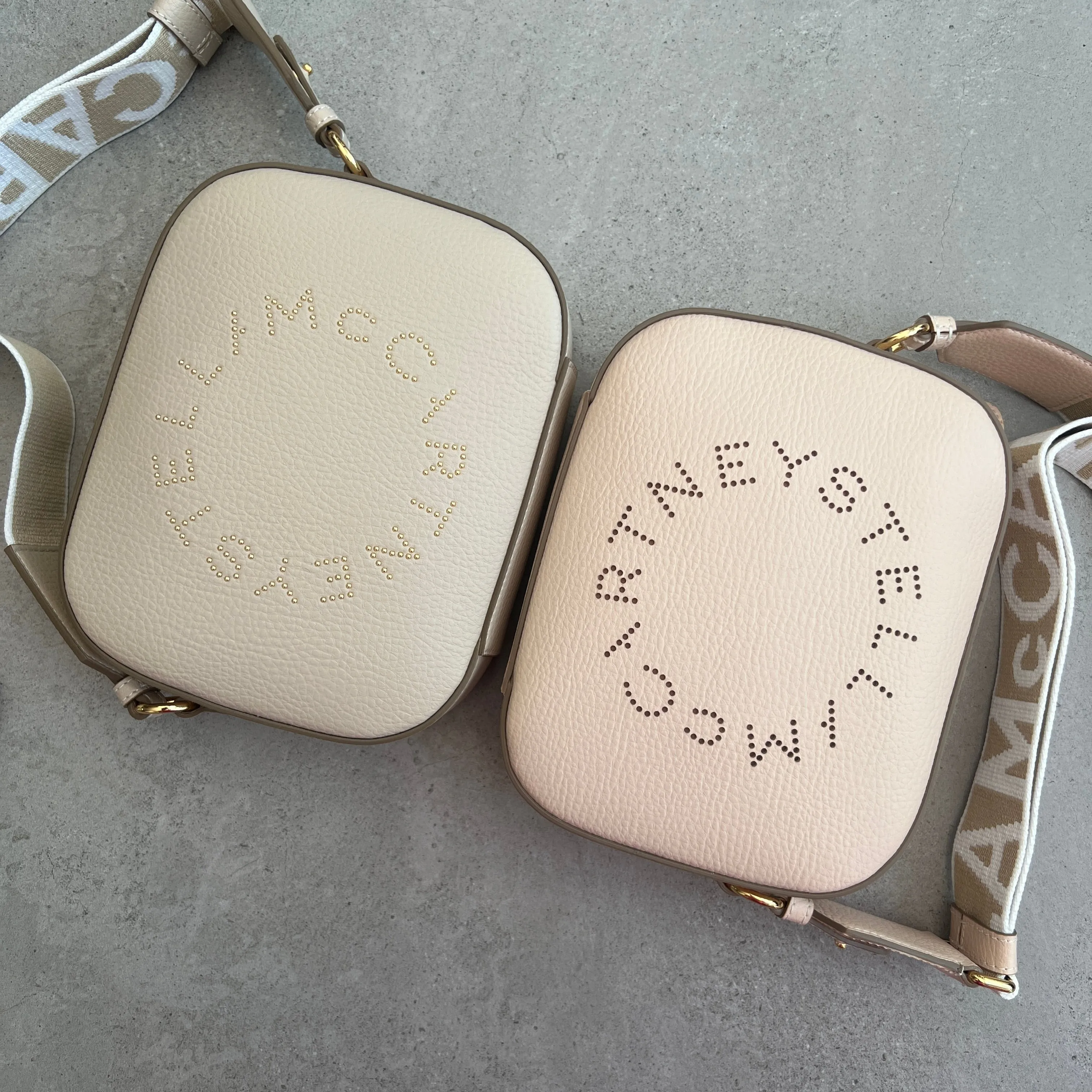 Stella Logo Kamera-Tasche in Körnung, Ballett-Taschen_Stella Mccartney_Taschen