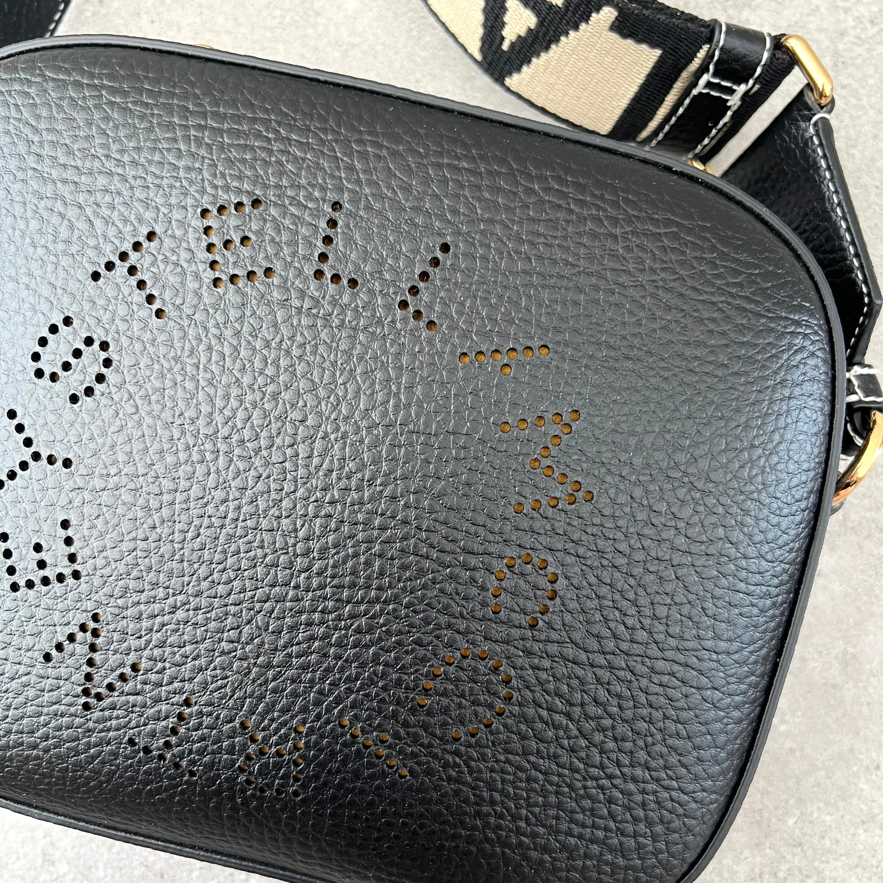 Stella Logo Kamera-Tasche in Körnung, Schwarze Taschen_Stella Mccartney_Taschen