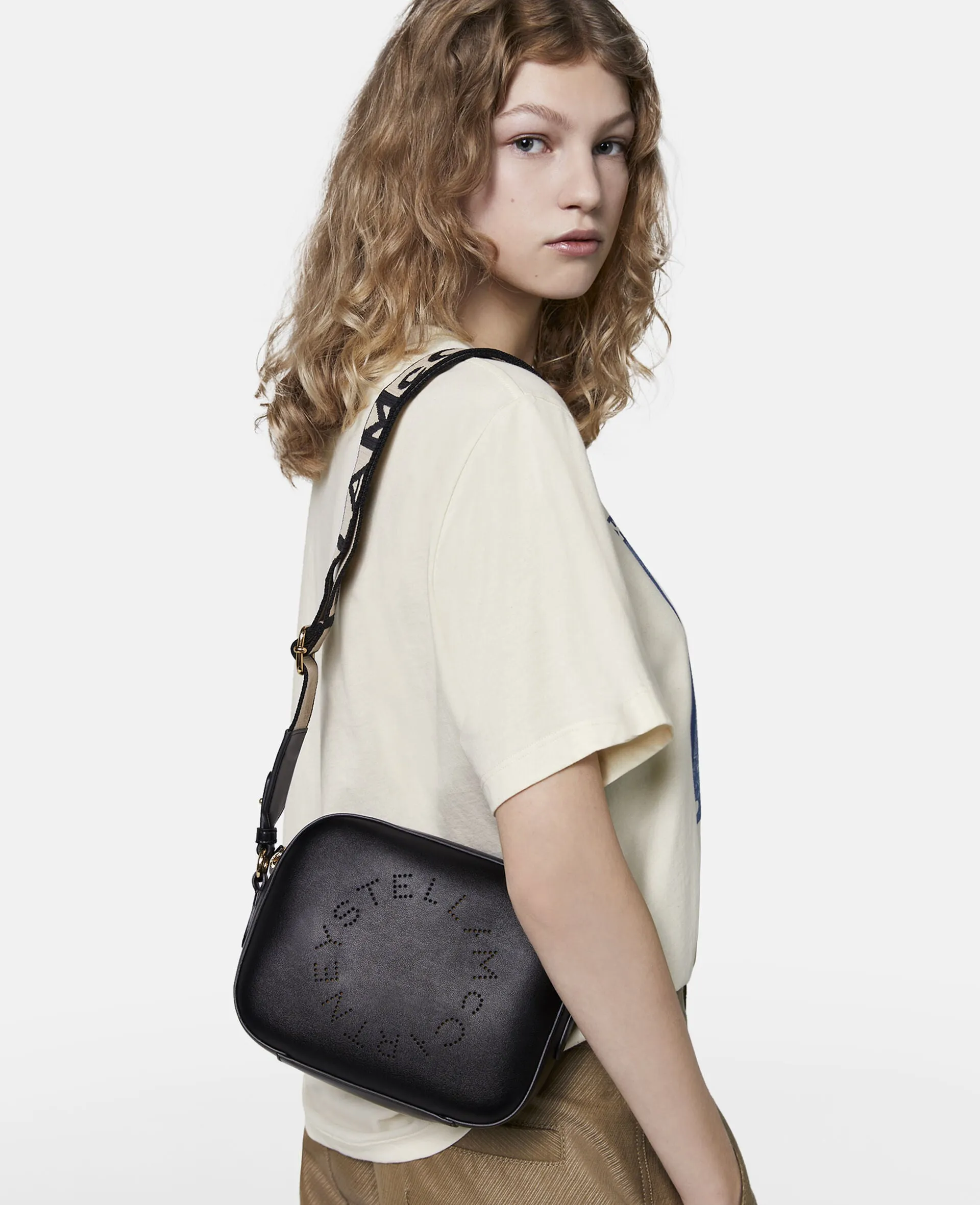 Stella Logo Kamera-Tasche in Körnung, Schwarze Taschen_Stella Mccartney_Taschen