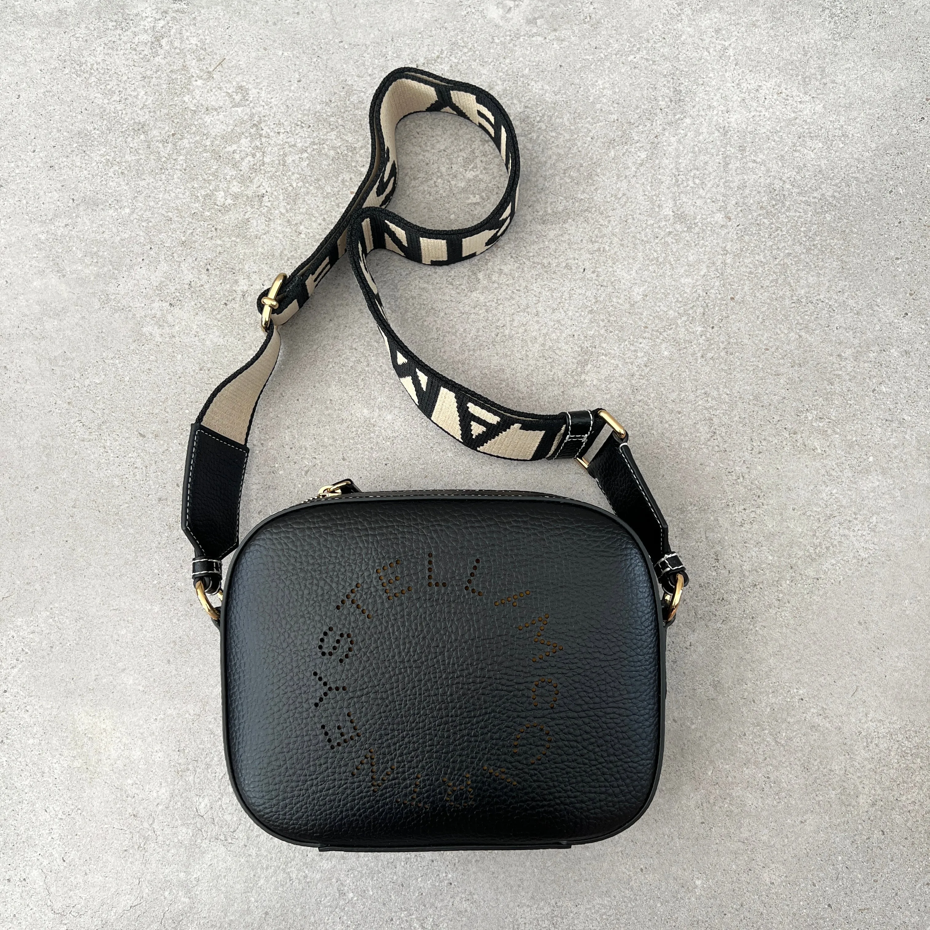 Stella Logo Kamera-Tasche in Körnung, Schwarze Taschen_Stella Mccartney_Taschen