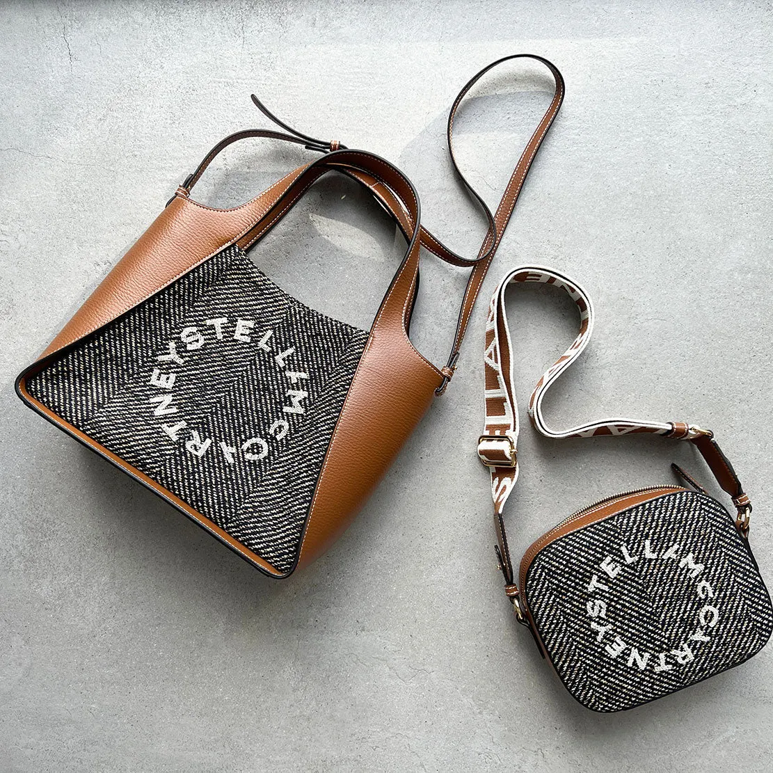 Stella Logo Kamera-Tasche Fischgrätmuster, Schwarz/Pekannuss Taschen_Stella Mccartney_Taschen