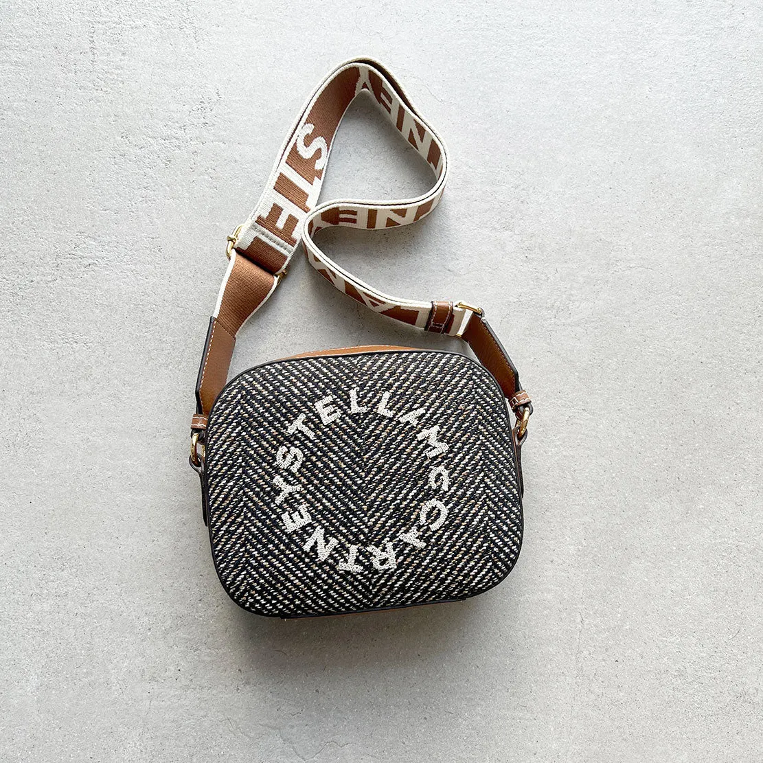 Stella Logo Kamera-Tasche Fischgrätmuster, Schwarz/Pekannuss Taschen_Stella Mccartney_Taschen