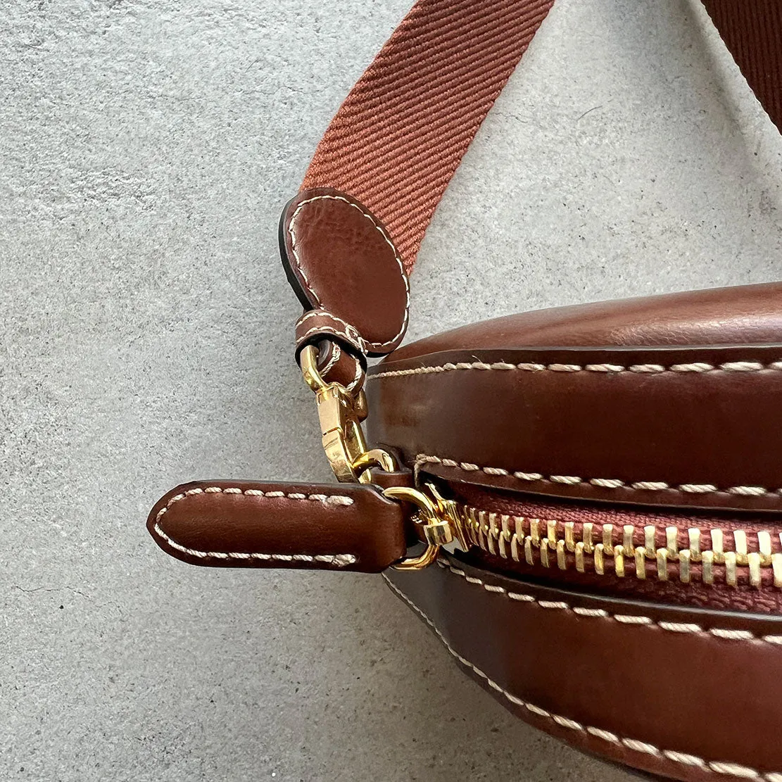 Stella Logo Kameratasche mit Peitschen-/Stollenriemen, Cognac Taschen_Stella Mccartney_Taschen