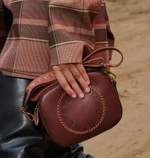 Stella Logo Kameratasche mit Peitschen-/Stollenriemen, Cognac Taschen_Stella Mccartney_Taschen