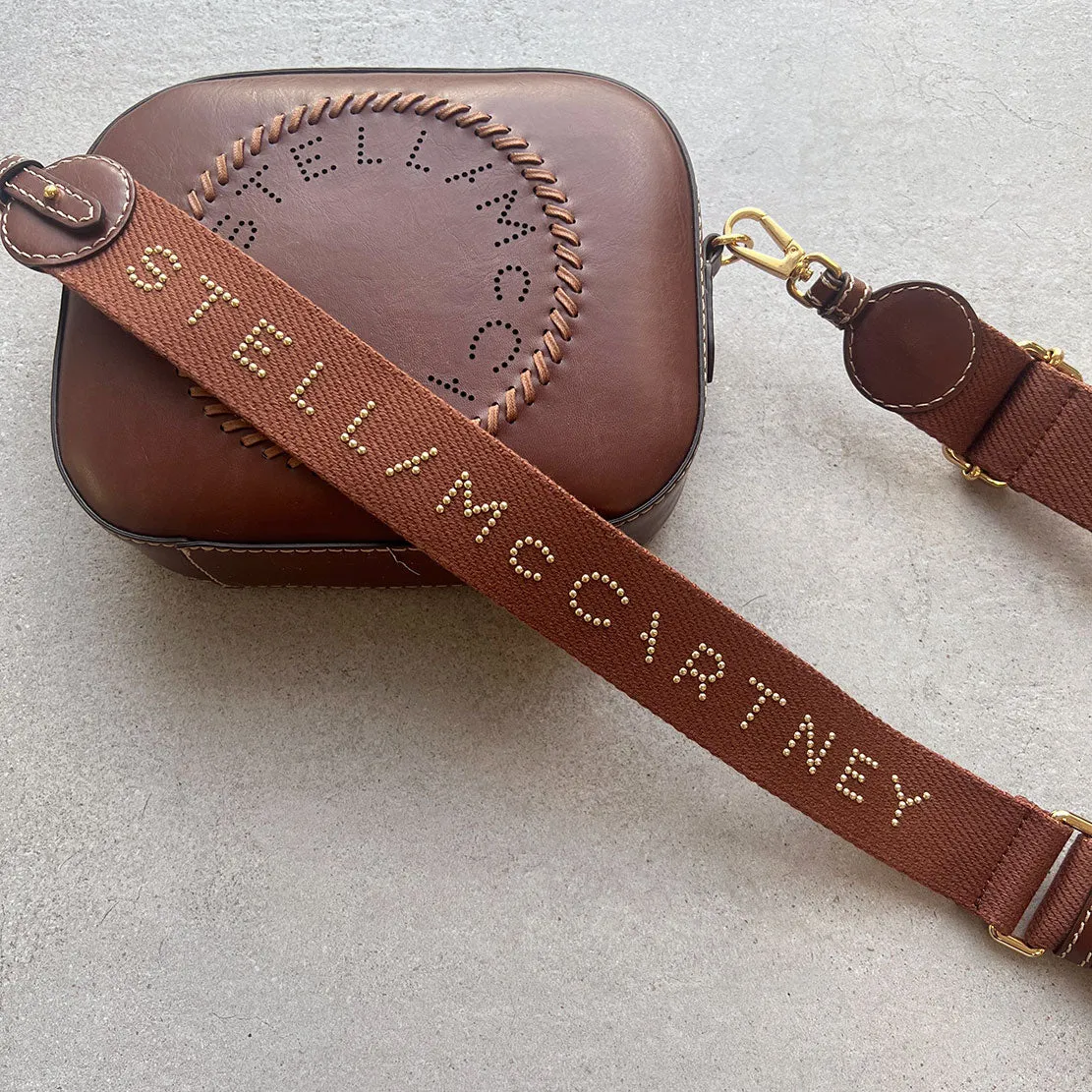 Stella Logo Kameratasche mit Peitschen-/Stollenriemen, Cognac Taschen_Stella Mccartney_Taschen
