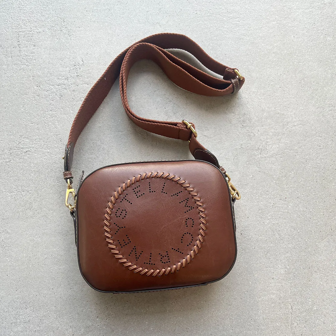 Stella Logo Kameratasche mit Peitschen-/Stollenriemen, Cognac Taschen_Stella Mccartney_Taschen