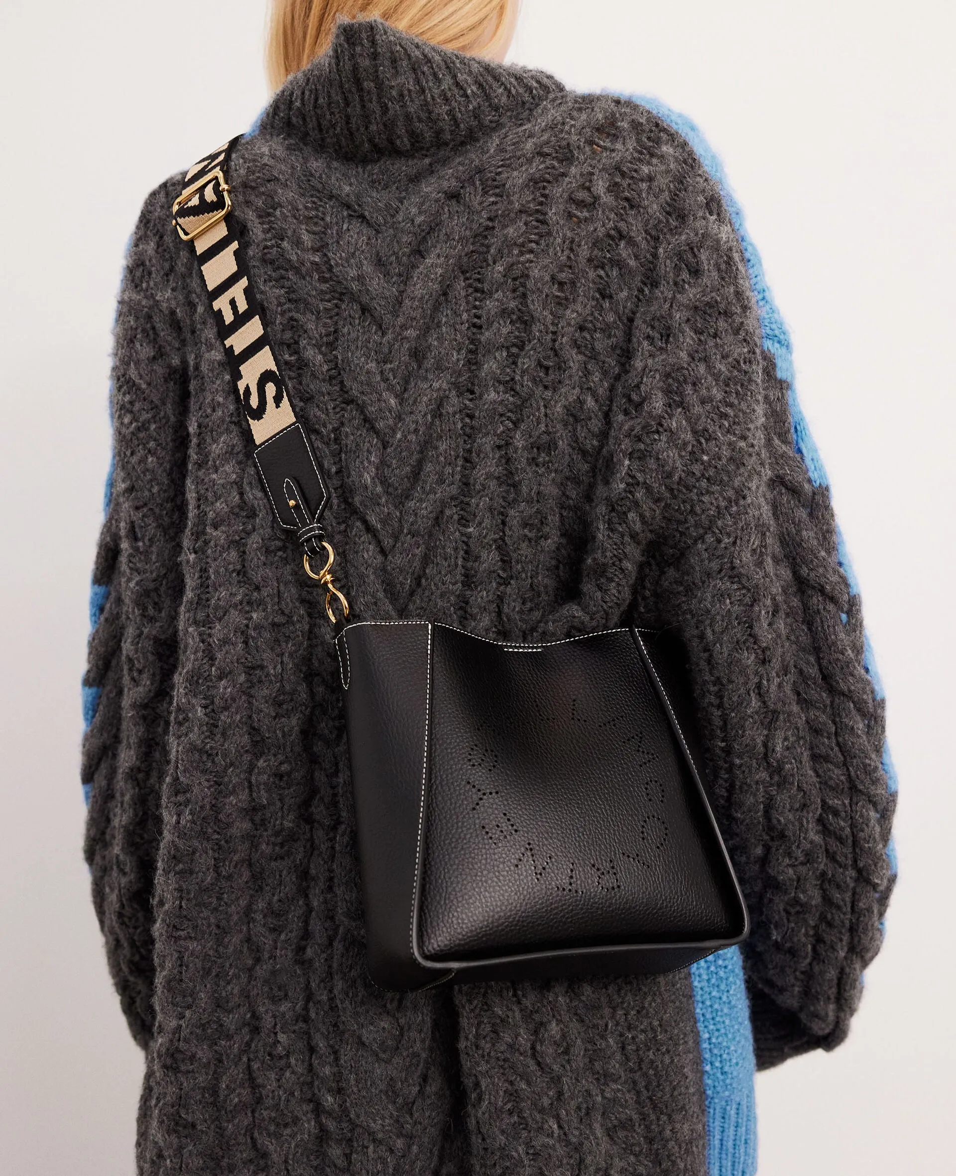 Stella Logo Mini Umhängetasche Hobo Perforiert, Schwarze Taschen_Stella Mccartney_Taschen