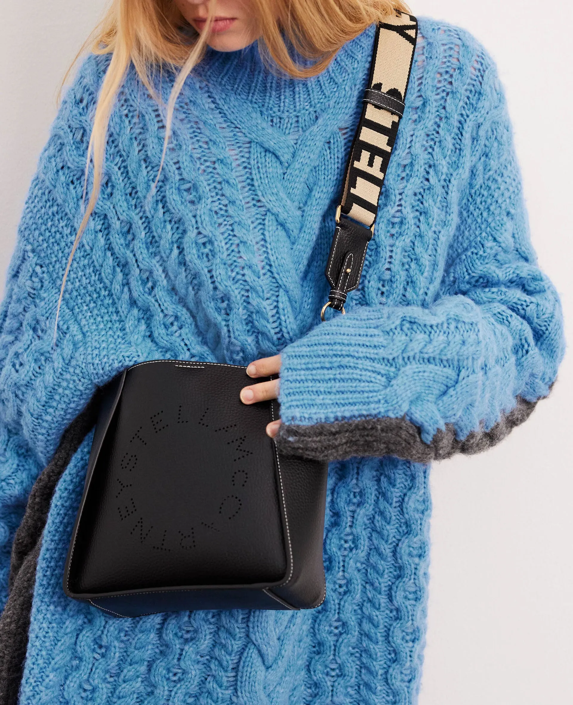 Stella Logo Mini Umhängetasche Hobo Perforiert, Schwarze Taschen_Stella Mccartney_Taschen