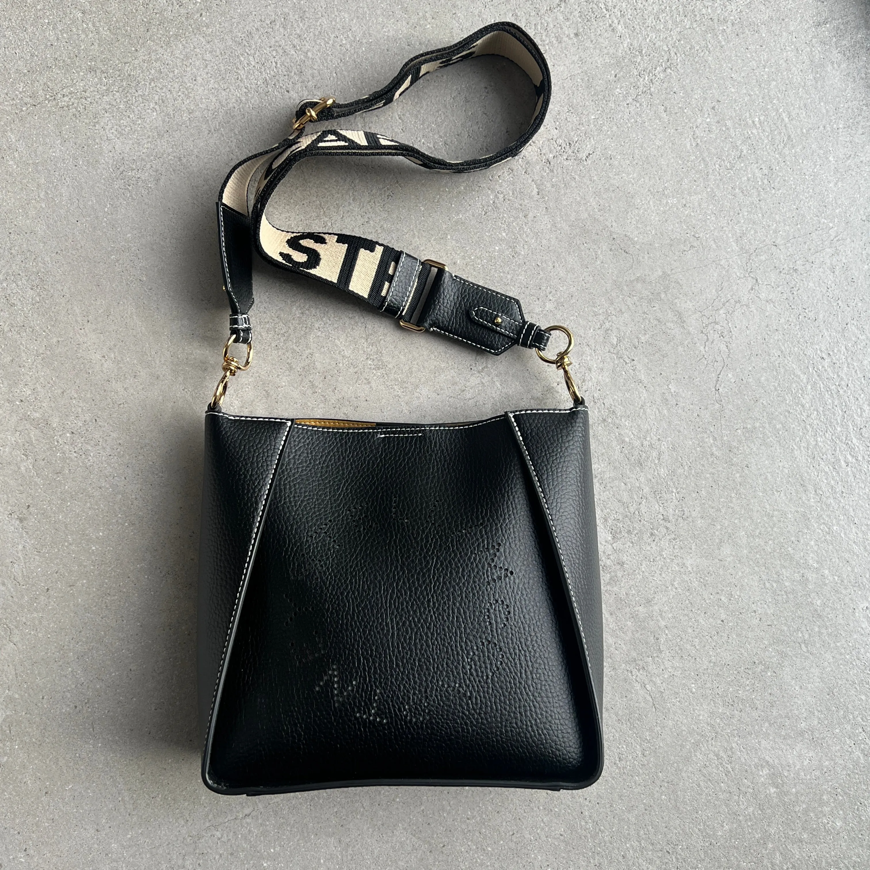 Stella Logo Mini Umhängetasche Hobo Perforiert, Schwarze Taschen_Stella Mccartney_Taschen