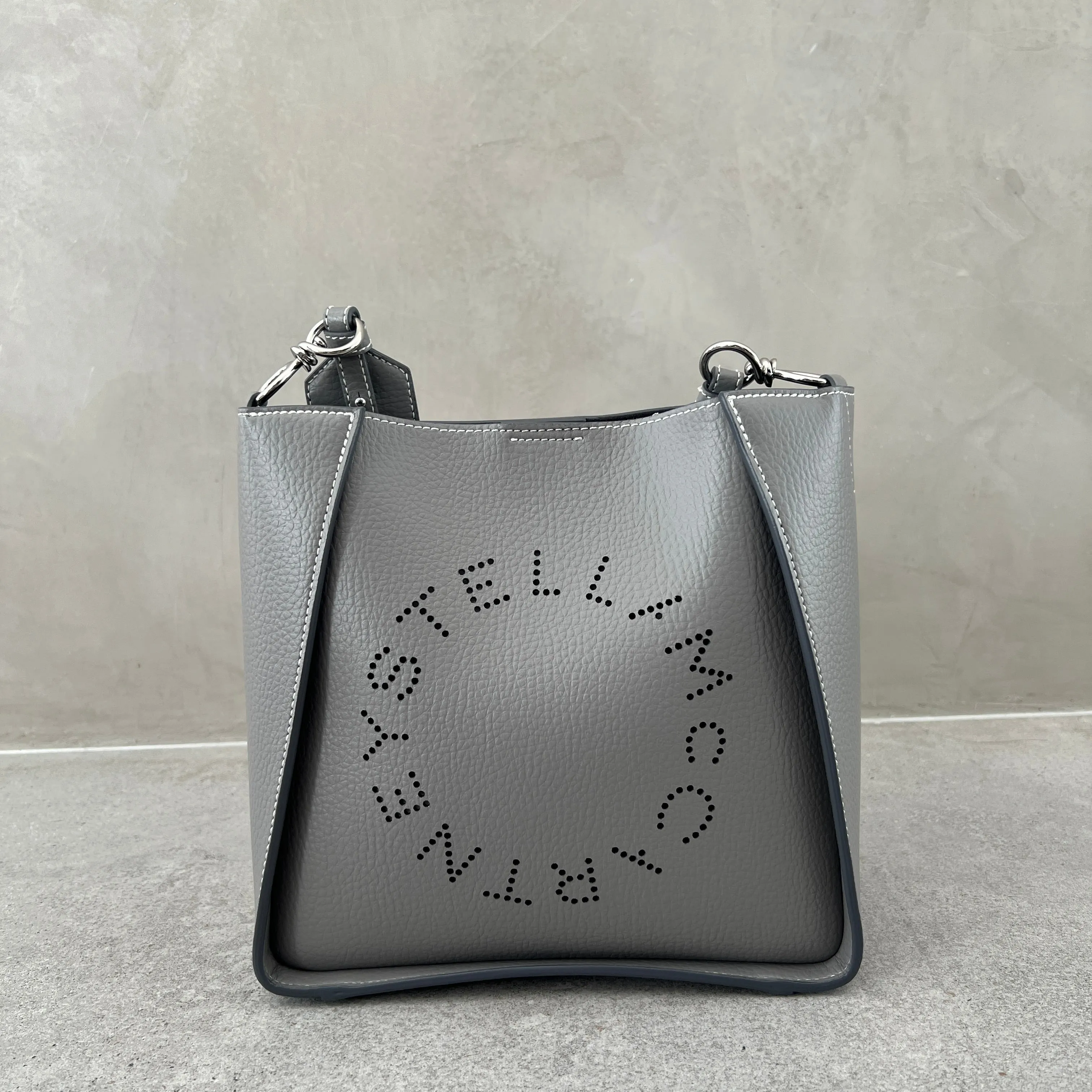 Stella Logo Mini Umhängetasche Hobo Perforiert, Rauch Taschen_Stella Mccartney_Taschen