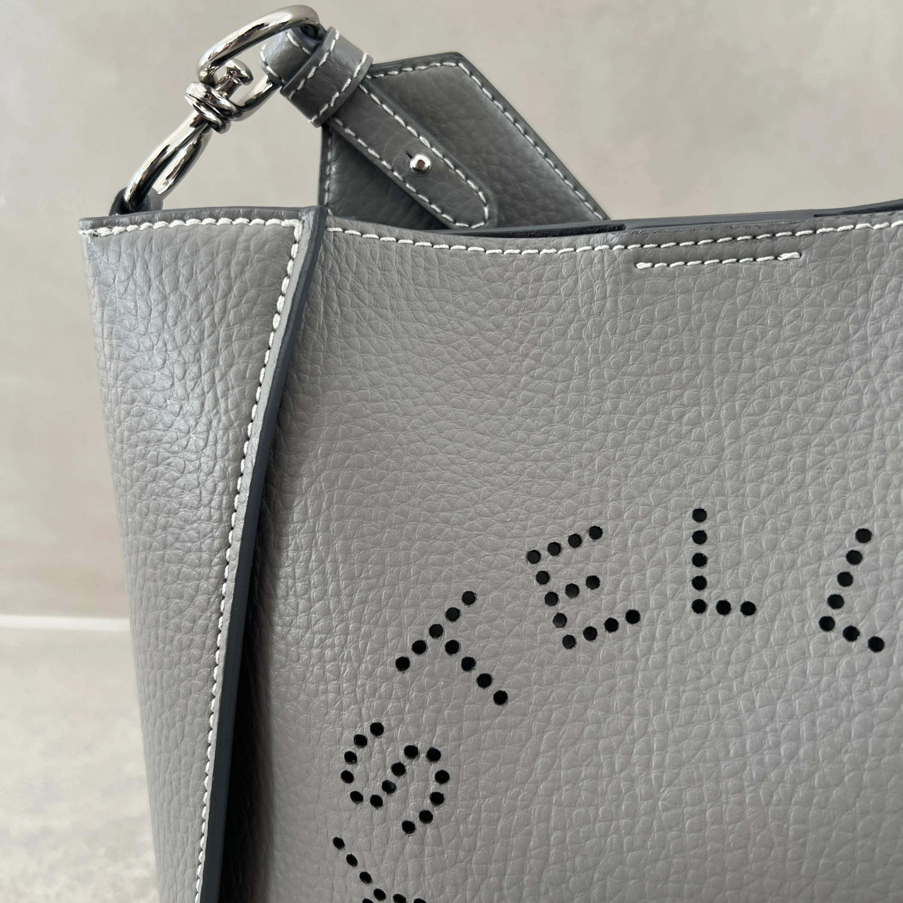 Stella Logo Mini Umhängetasche Hobo Perforiert, Rauch Taschen_Stella Mccartney_Taschen