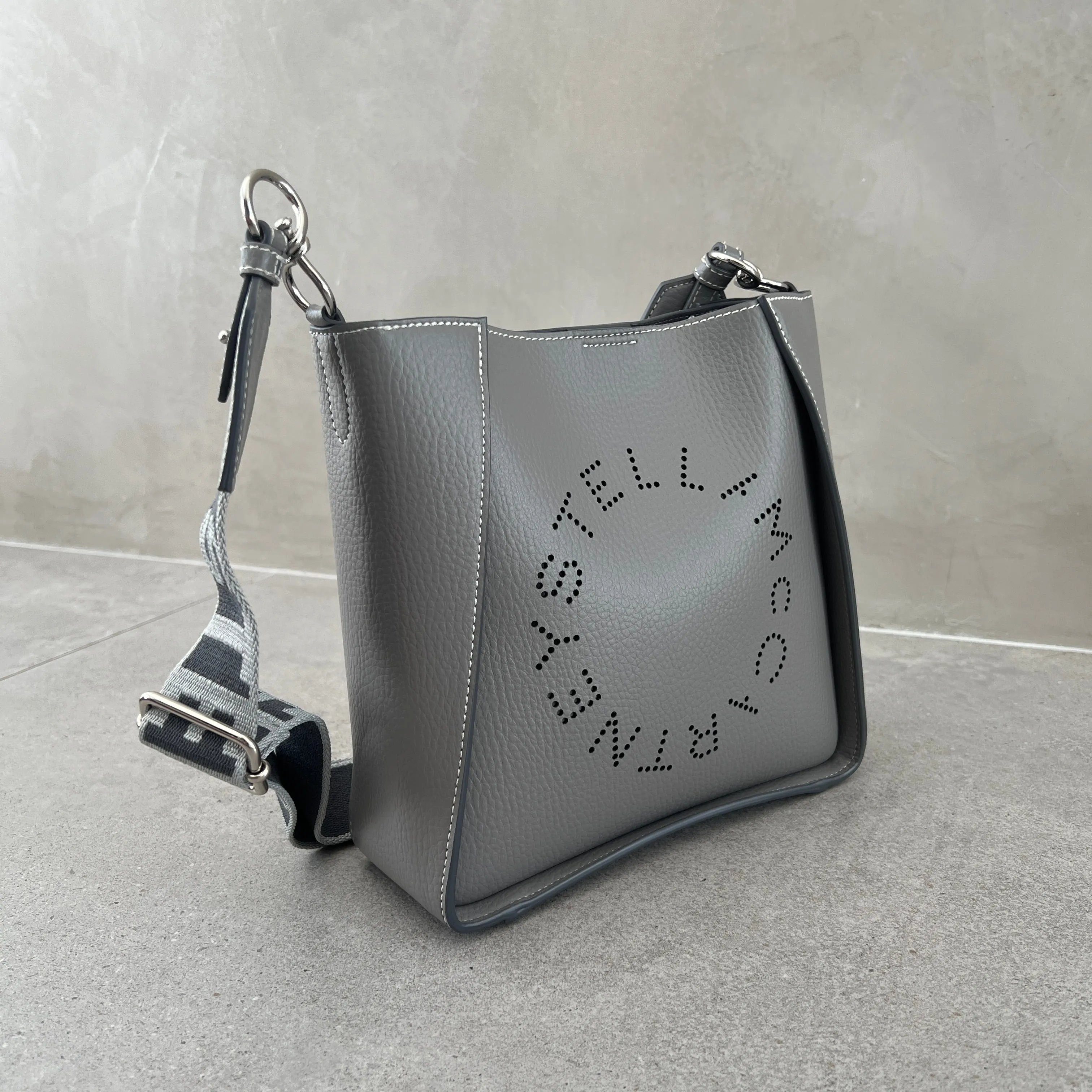 Stella Logo Mini Umhängetasche Hobo Perforiert, Rauch Taschen_Stella Mccartney_Taschen