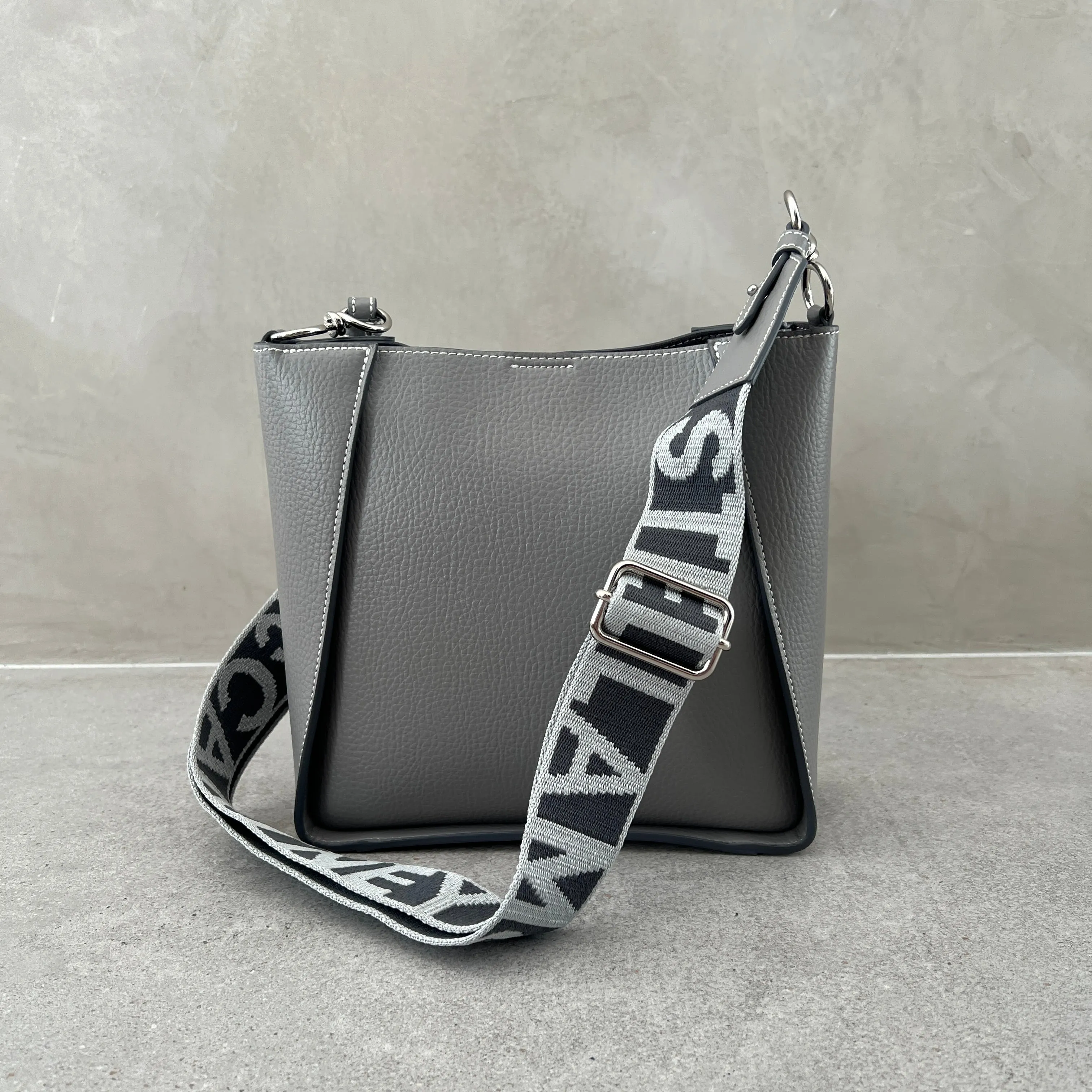 Stella Logo Mini Umhängetasche Hobo Perforiert, Rauch Taschen_Stella Mccartney_Taschen