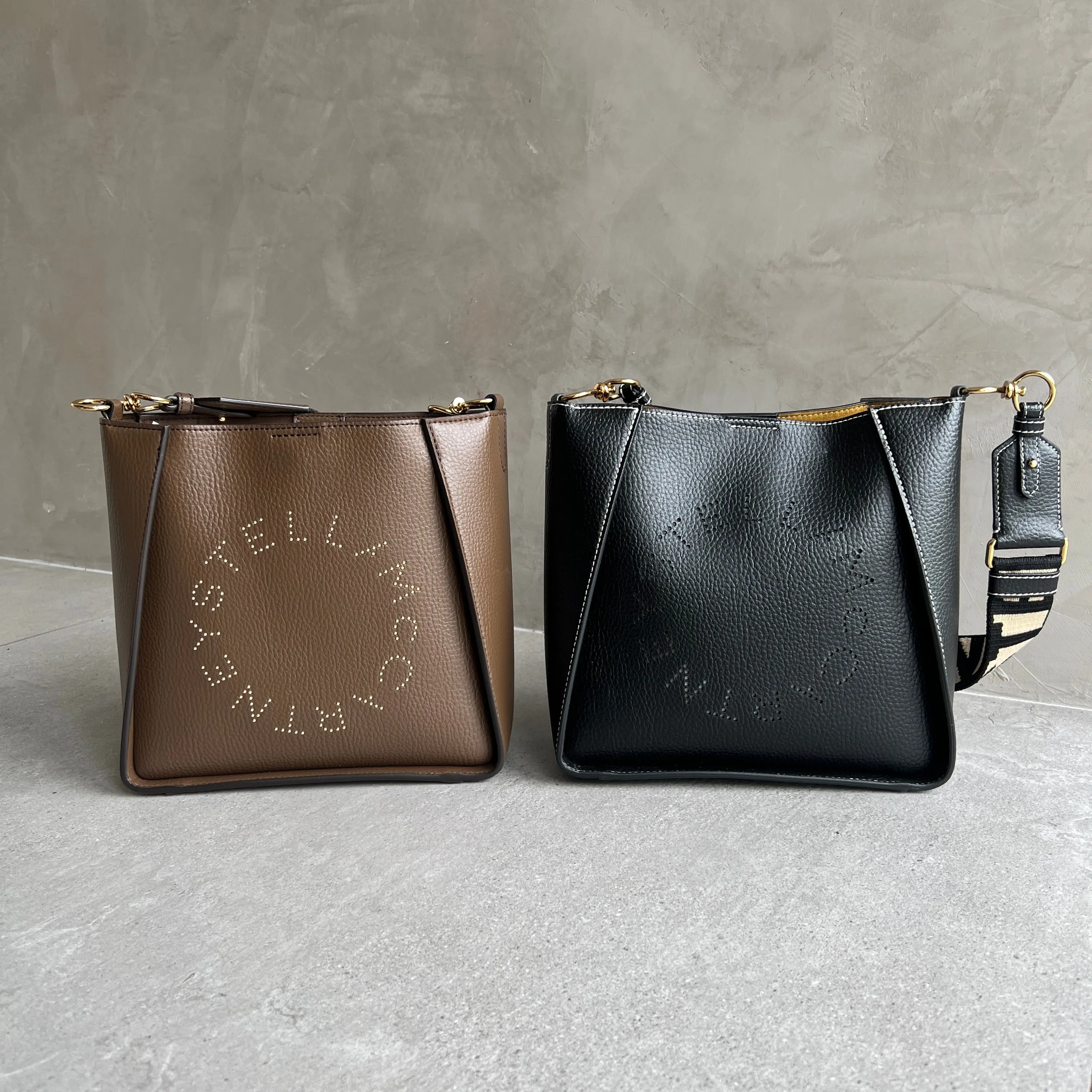 Stella Logo Mini Umhängetasche Hobo mit Prägestruktur und Nieten, Braune Taschen_Stella Mccartney_Taschen