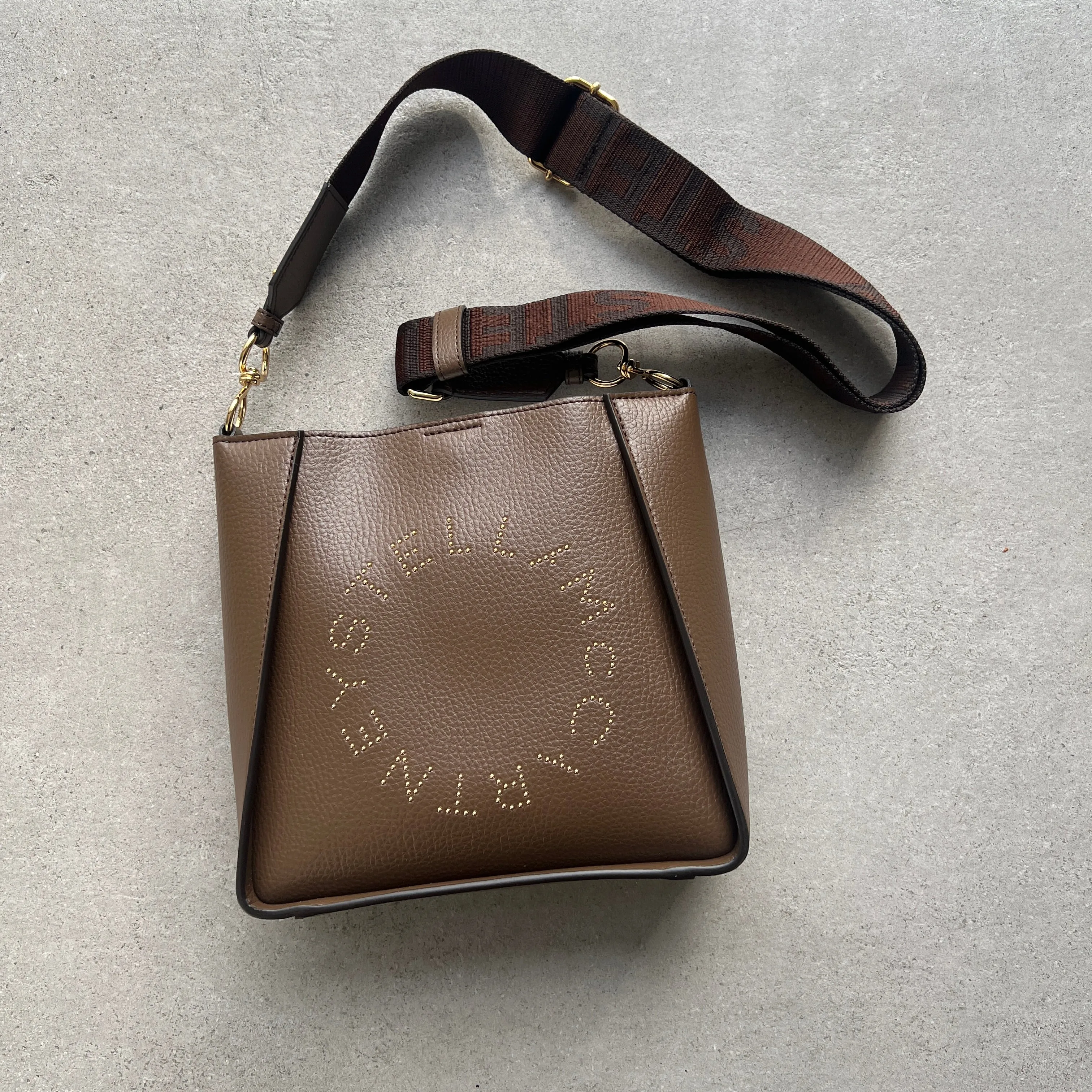Stella Logo Mini Umhängetasche Hobo mit Prägestruktur und Nieten, Braune Taschen_Stella Mccartney_Taschen