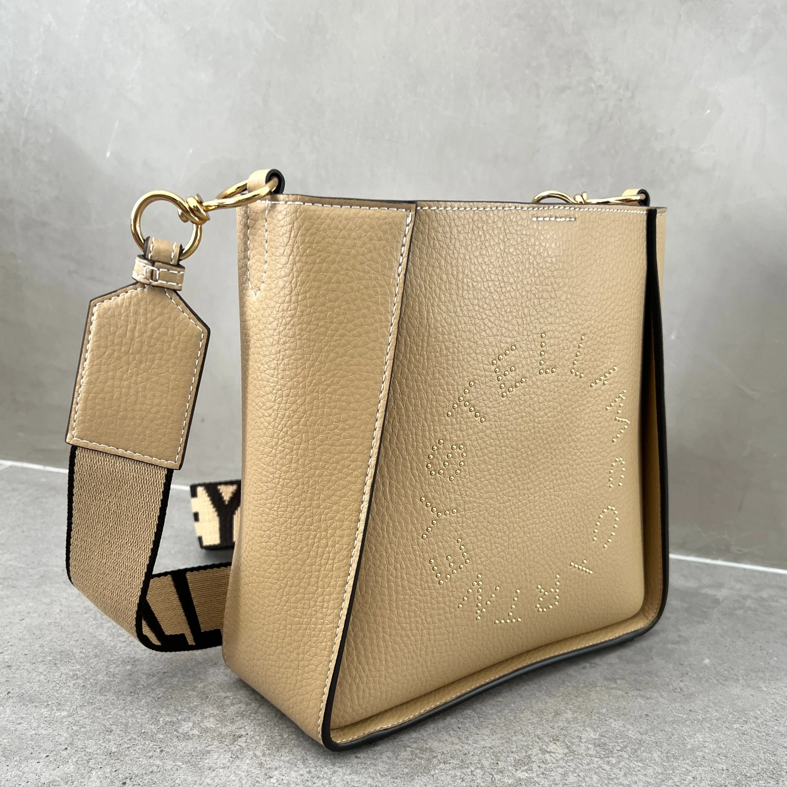 Stella Logo Mini Umhängetasche Hobo mit Prägestruktur und Nieten, Karamell Taschen_Stella Mccartney_Taschen