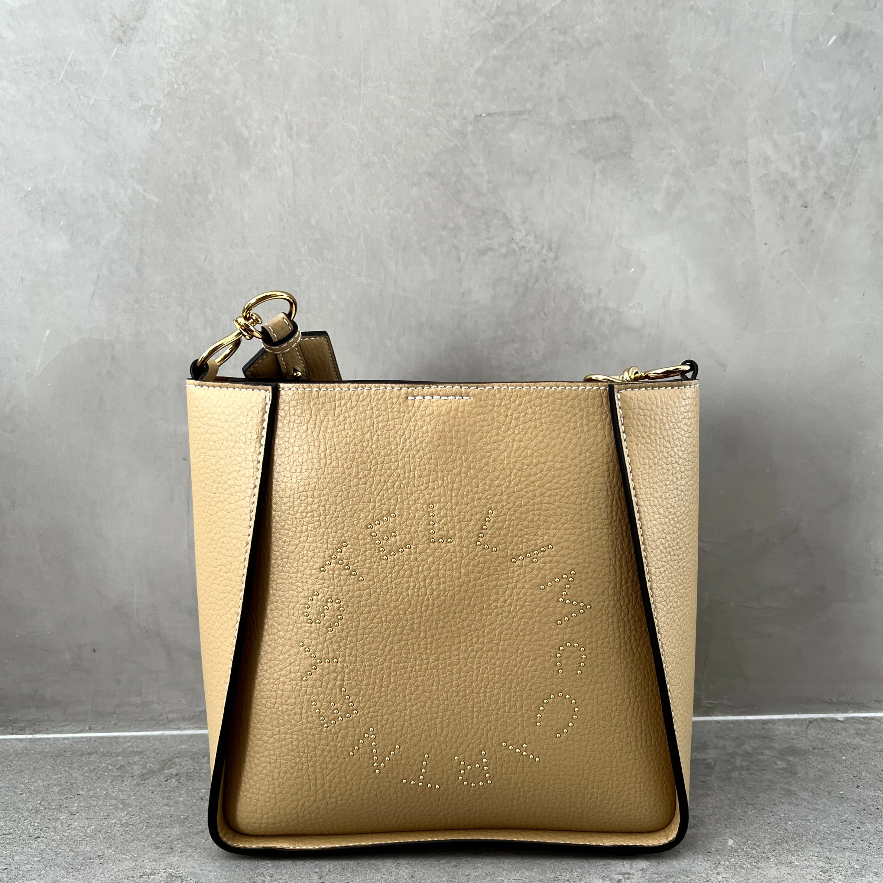Stella Logo Mini Umhängetasche Hobo mit Prägestruktur und Nieten, Karamell Taschen_Stella Mccartney_Taschen