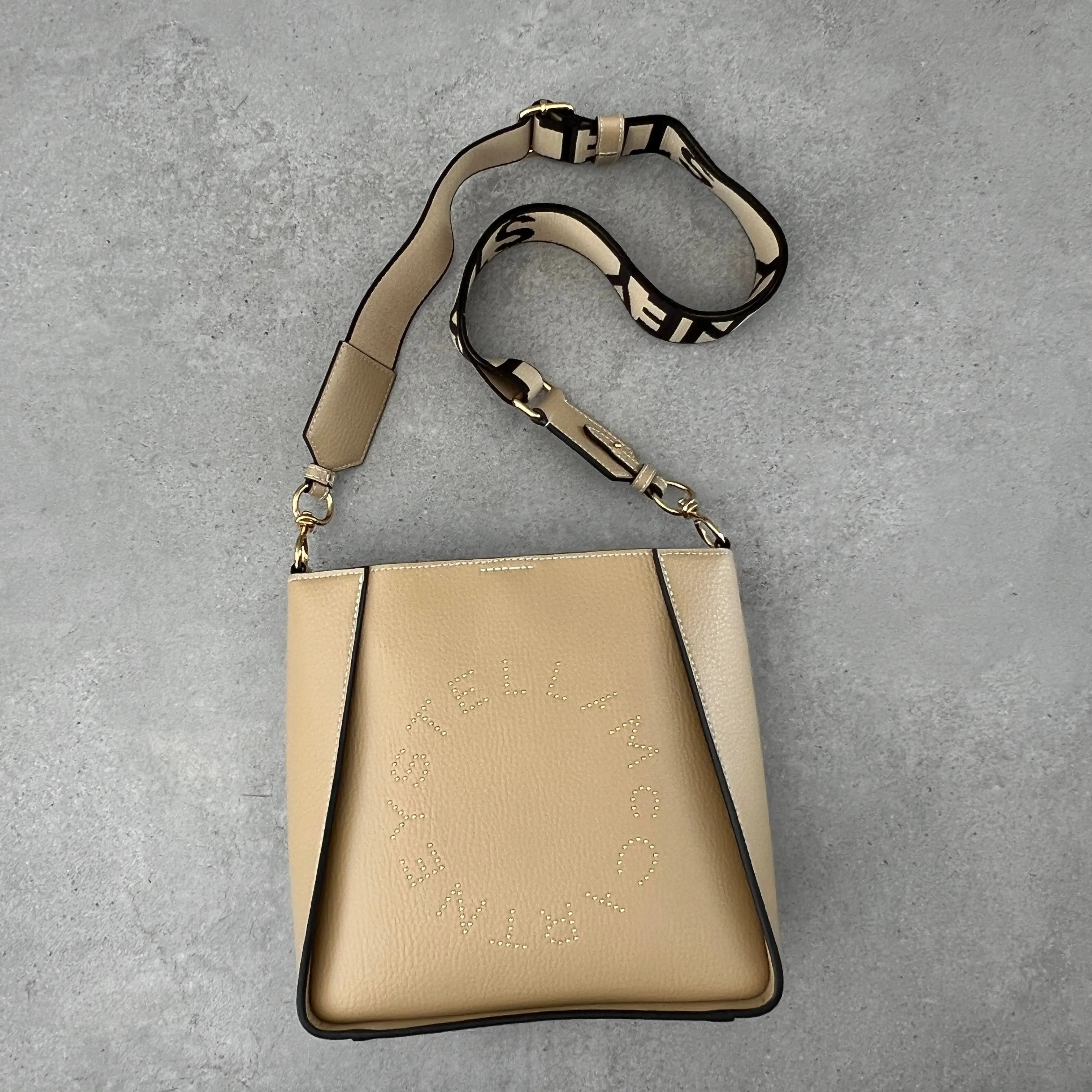 Stella Logo Mini Umhängetasche Hobo mit Prägestruktur und Nieten, Karamell Taschen_Stella Mccartney_Taschen